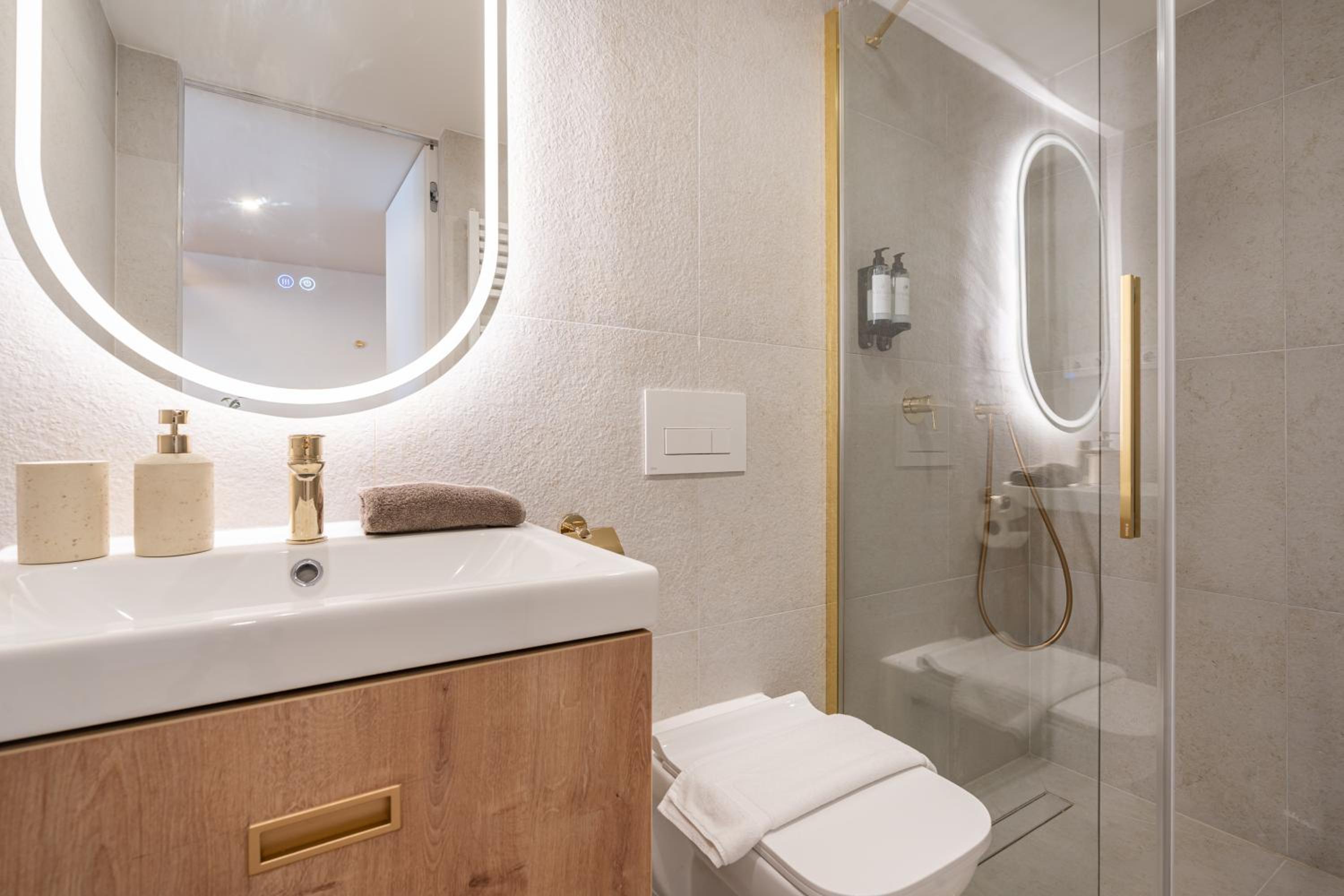 Szerb Boutique Suites, by BQA