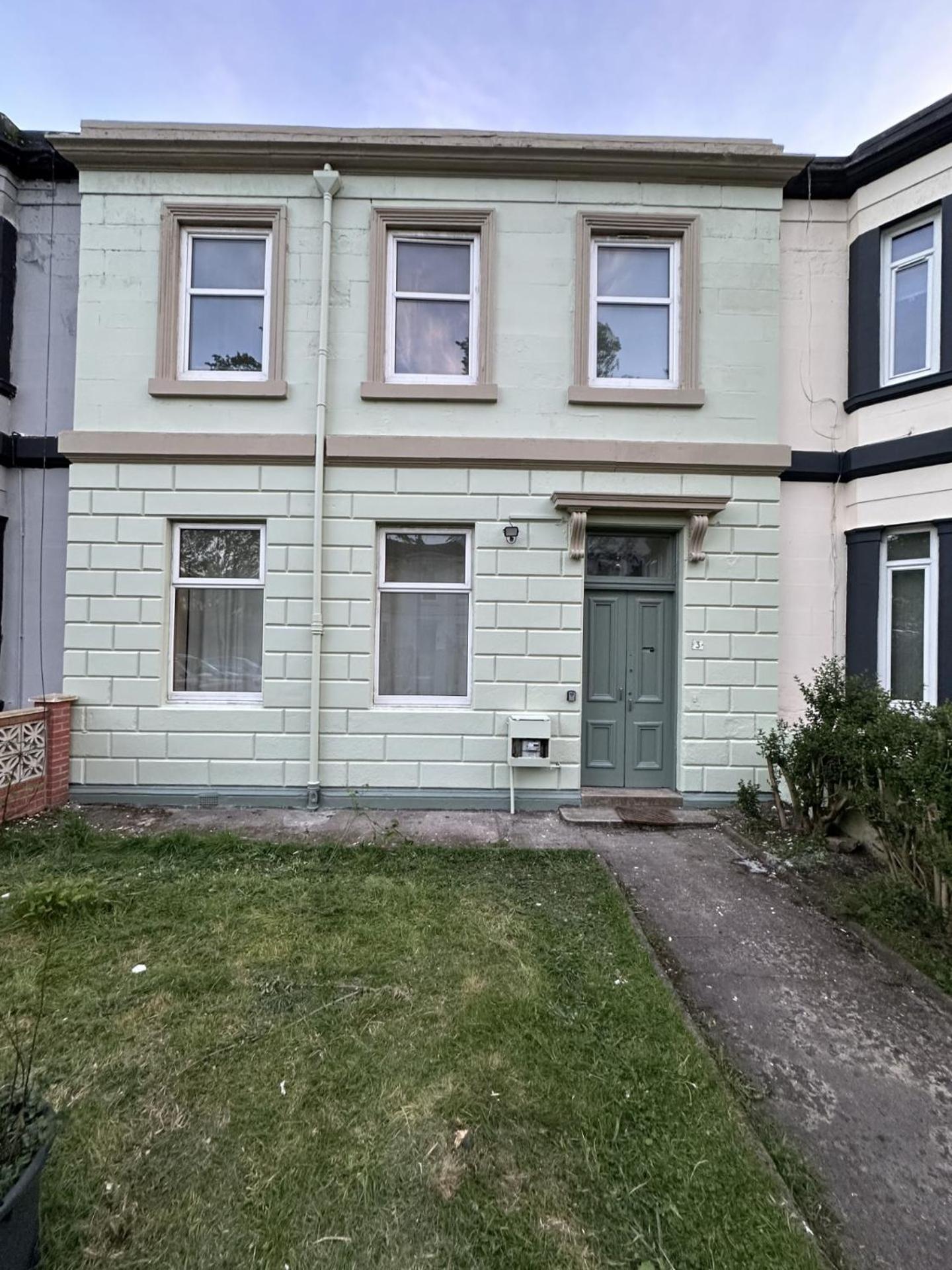 Cheerful 5 Bedroom House Close to Central West End and Parking
