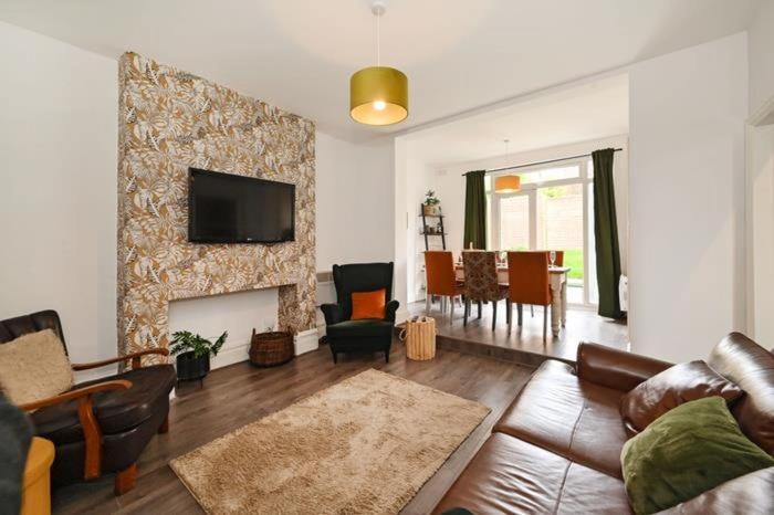 Croydon, victorian garden maisonette, free parking, Gatwick accessible