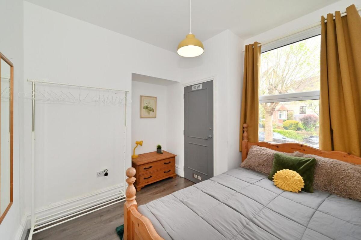 Croydon, victorian garden maisonette, free parking, Gatwick accessible