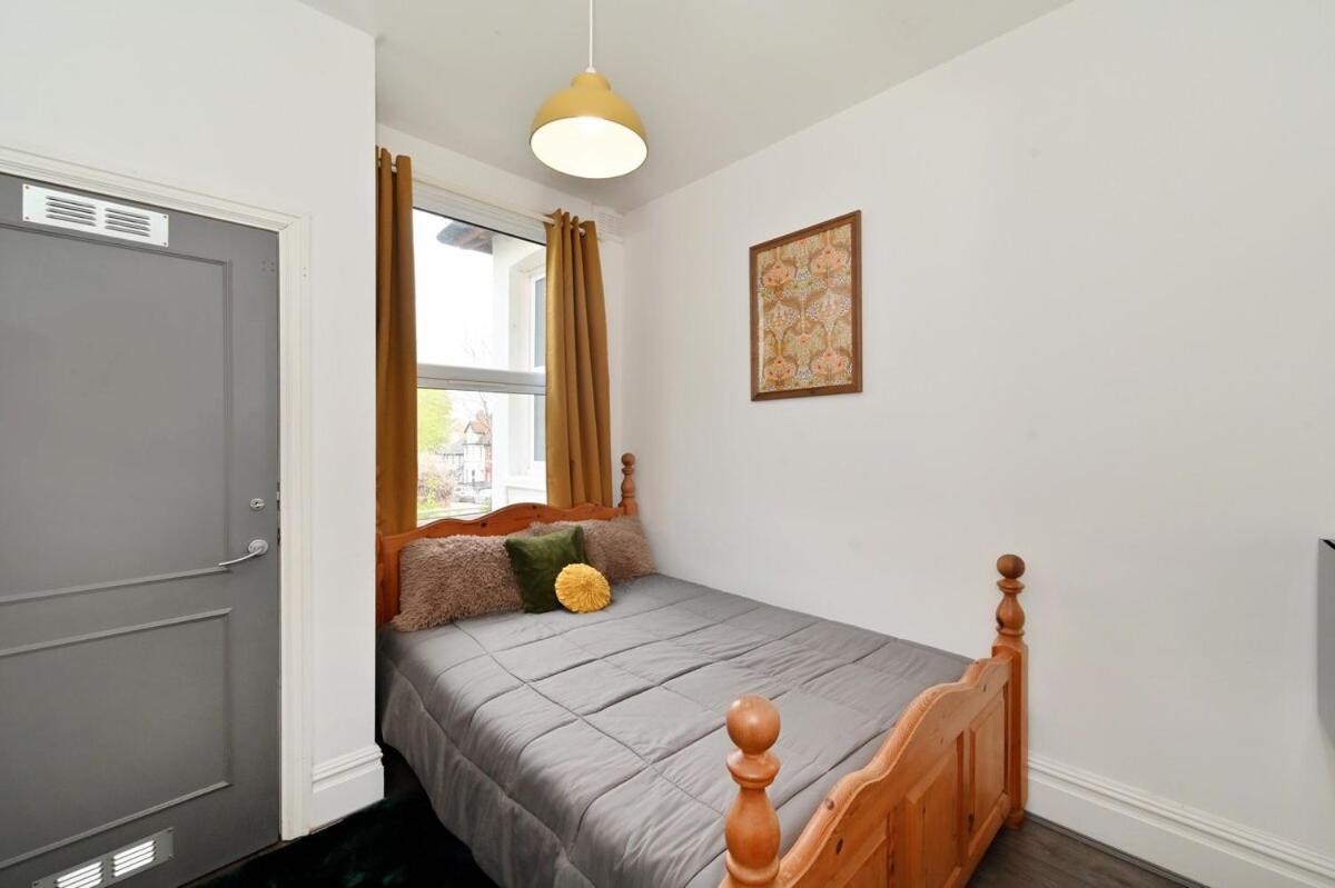Croydon, victorian garden maisonette, free parking, Gatwick accessible