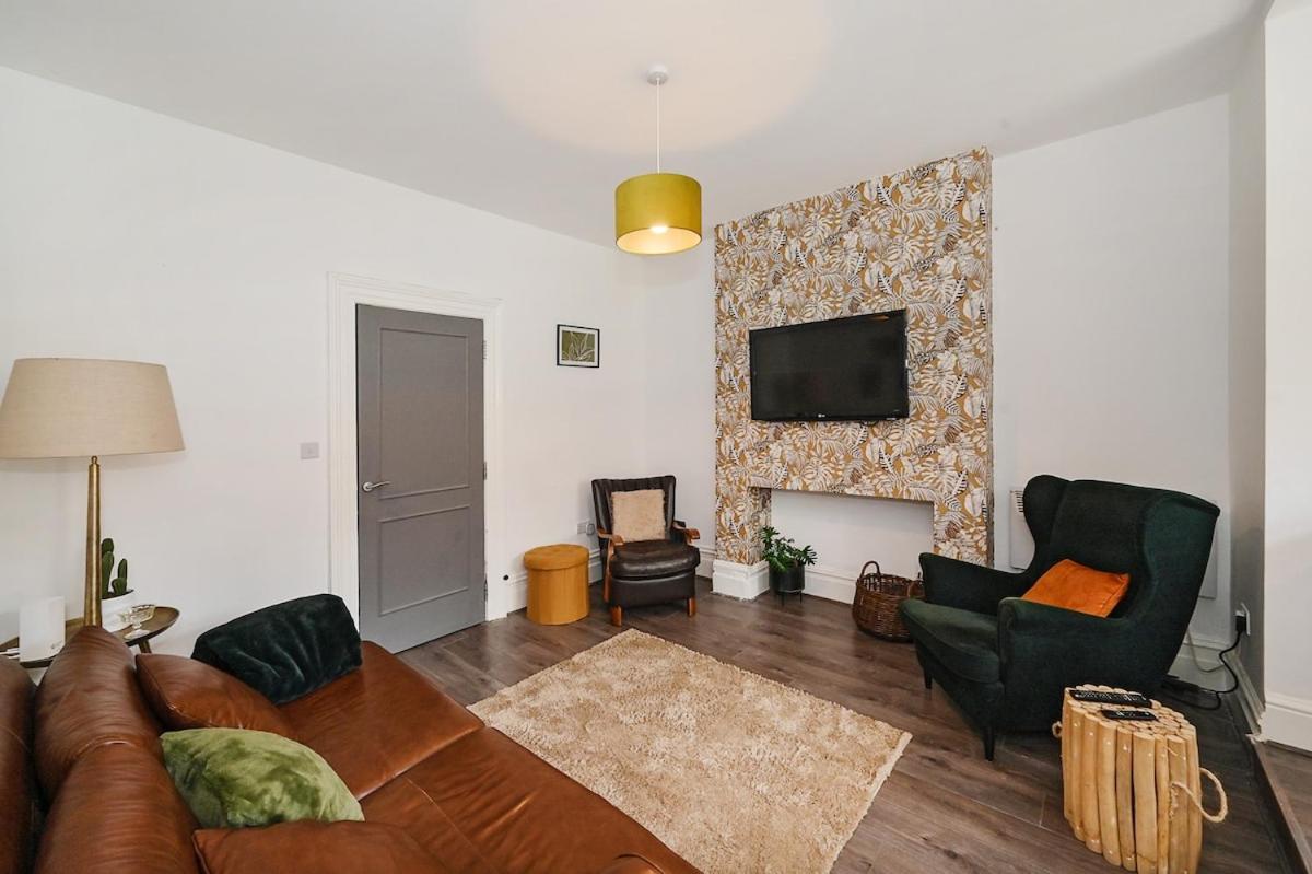 Croydon, victorian garden maisonette, free parking, Gatwick accessible