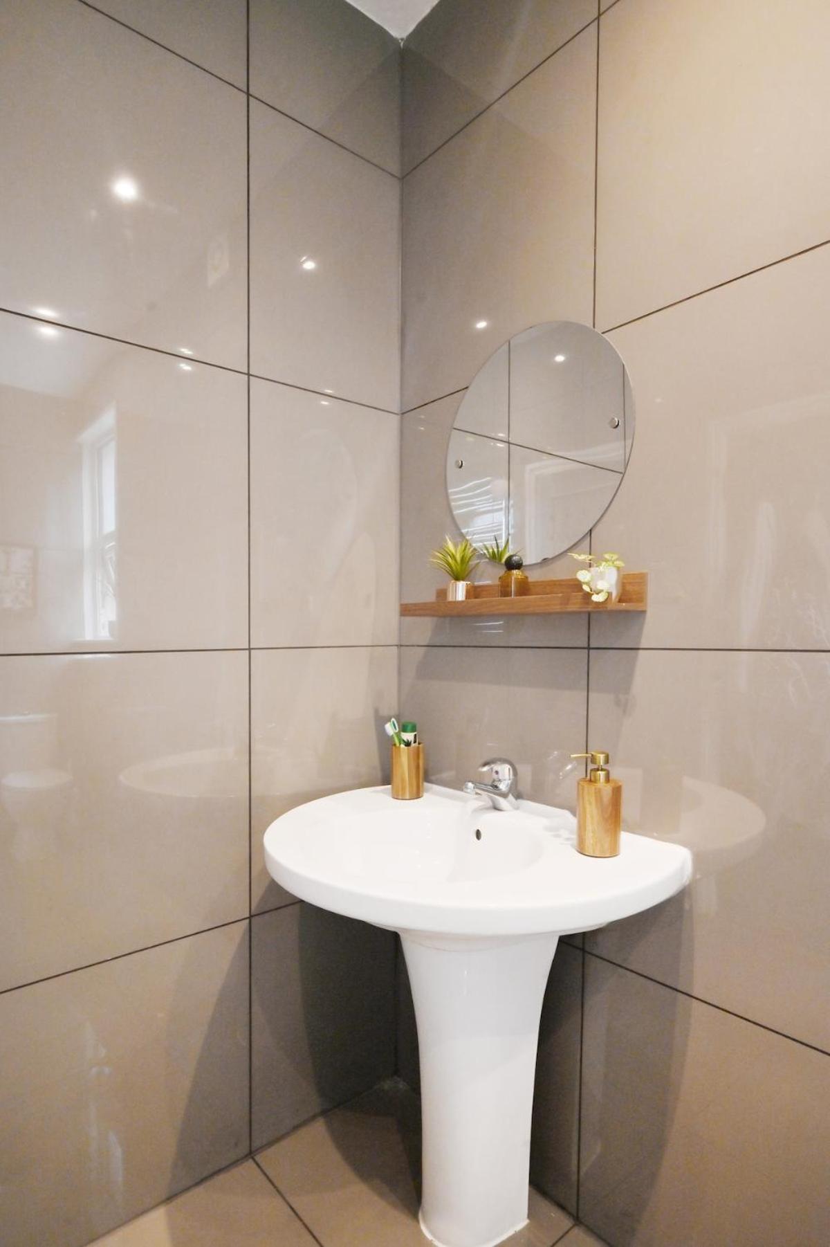 Croydon, victorian garden maisonette, free parking, Gatwick accessible