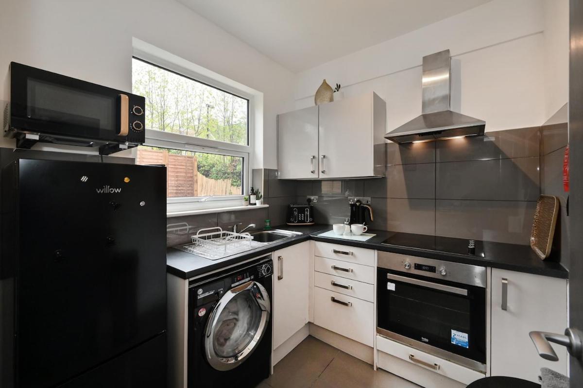 Croydon, victorian garden maisonette, free parking, Gatwick accessible