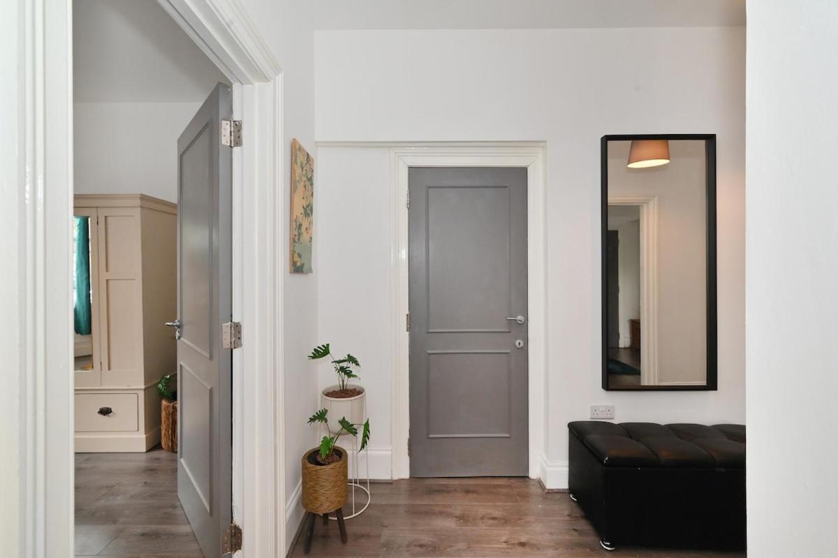 Croydon, victorian garden maisonette, free parking, Gatwick accessible