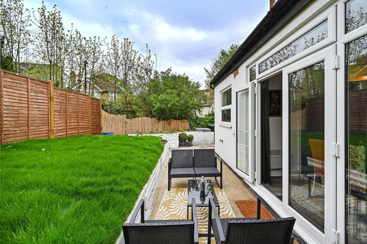 Croydon, victorian garden maisonette, free parking, Gatwick accessible
