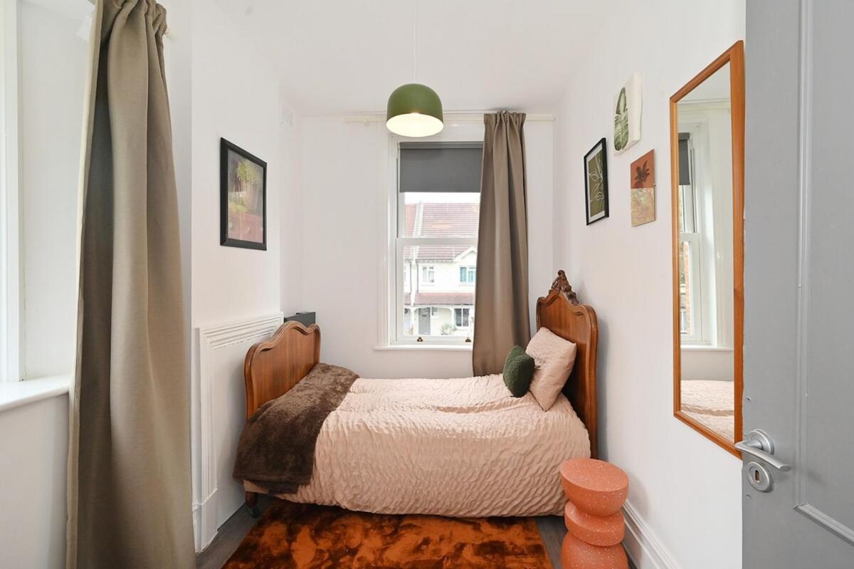 Croydon, victorian garden maisonette, free parking, Gatwick accessible