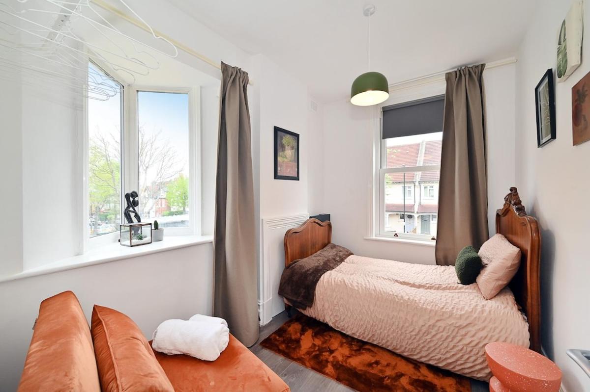 Croydon, victorian garden maisonette, free parking, Gatwick accessible