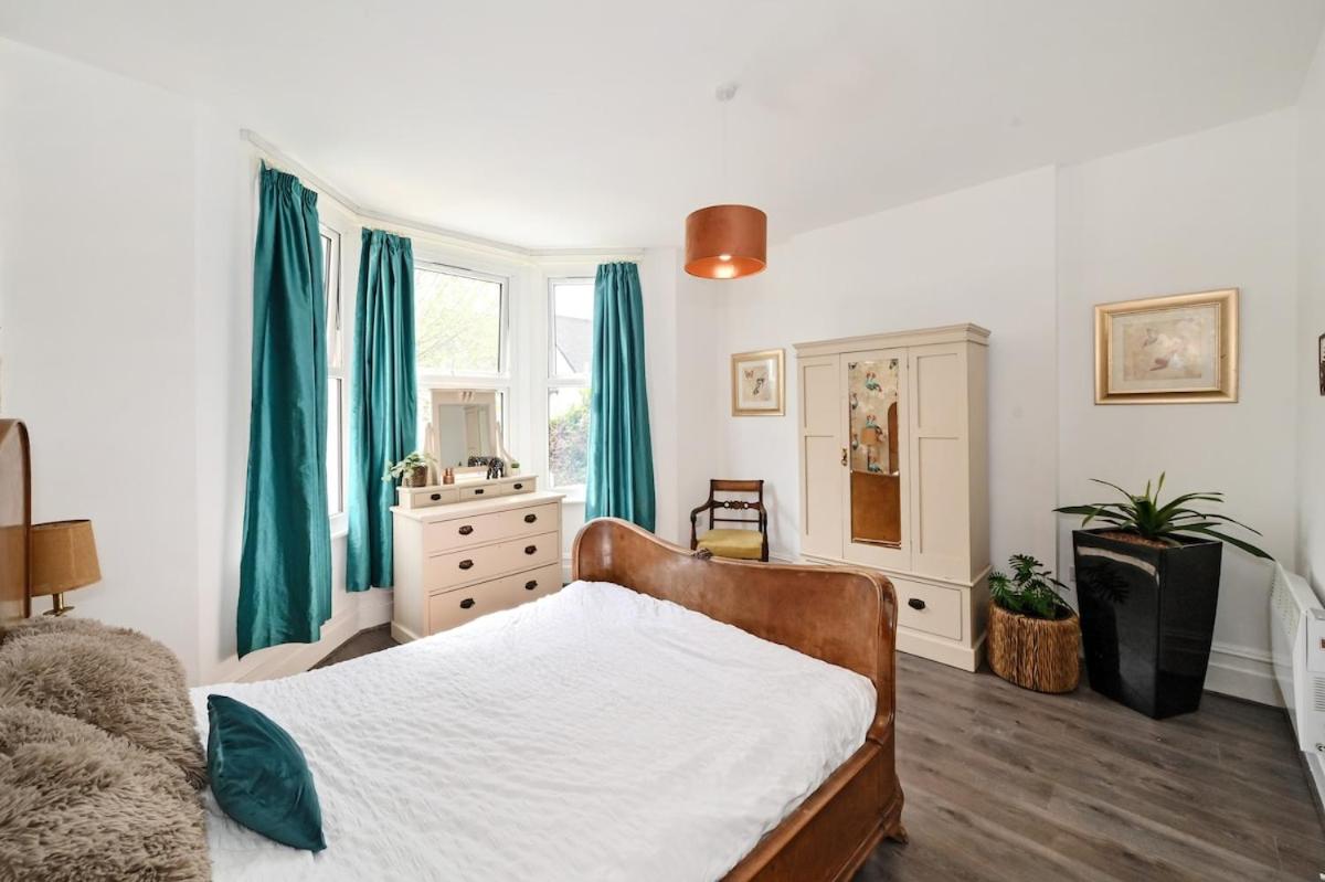 Croydon, victorian garden maisonette, free parking, Gatwick accessible