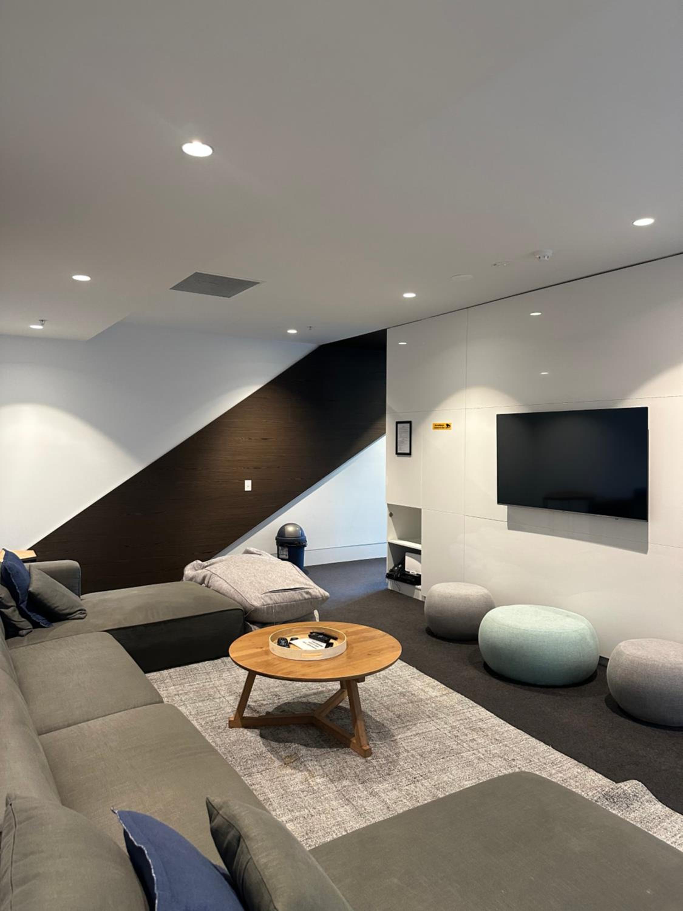 Lvl 42 2B1B Apartment with City Views - Central CBD Location