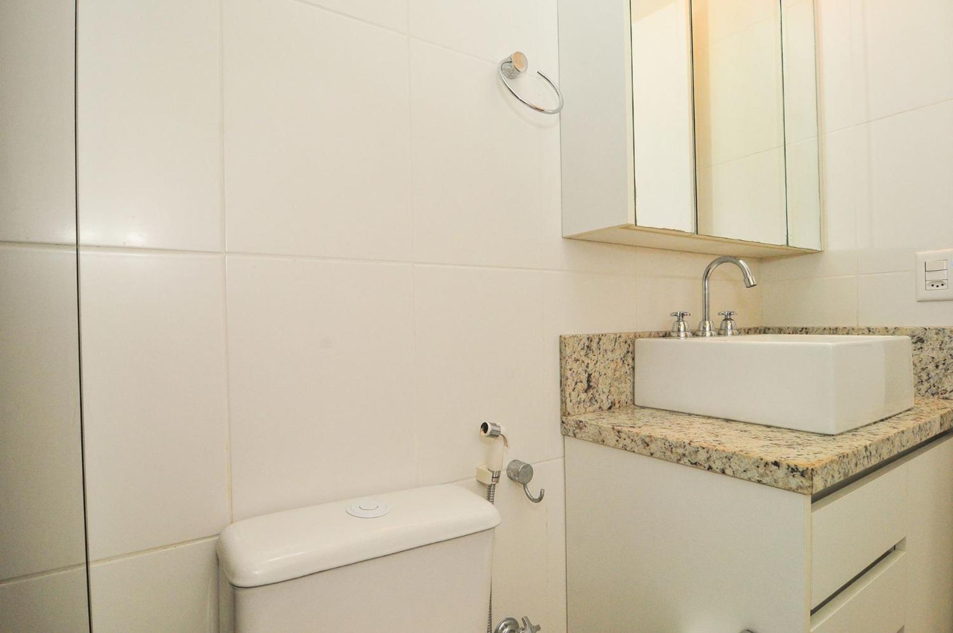 Condomínio Pé na Areia: Apto térreo em Jurerê P869