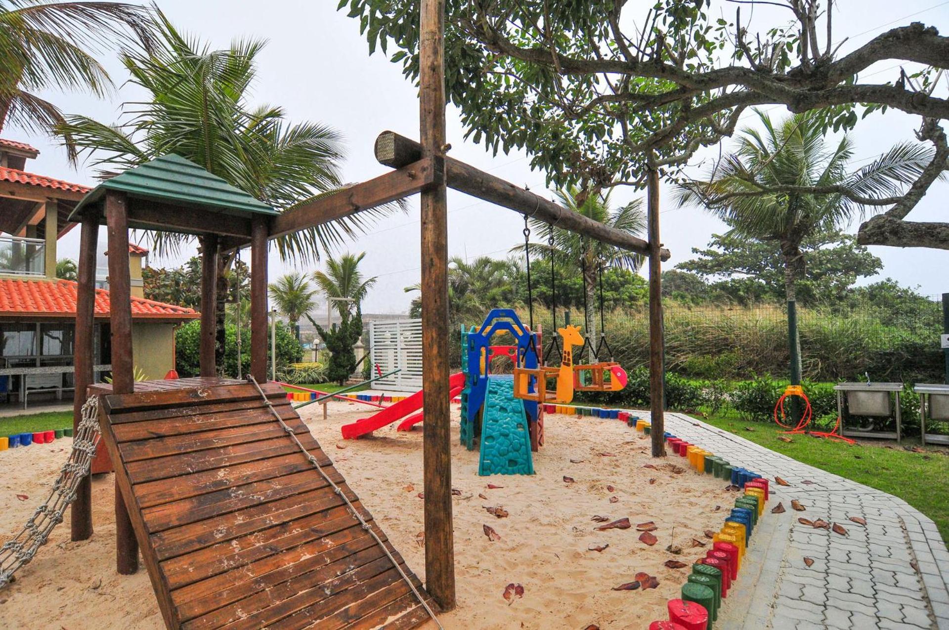 Condomínio Pé na Areia: Apto térreo em Jurerê P869