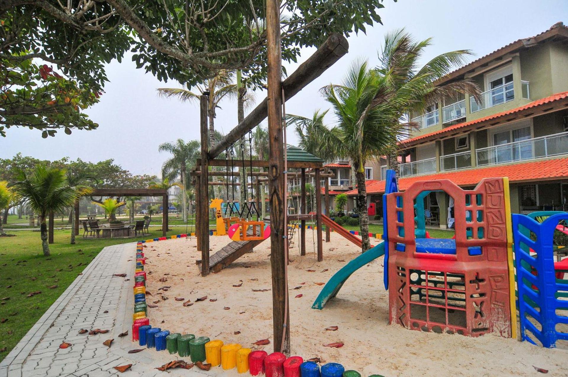 Condomínio Pé na Areia: Apto térreo em Jurerê P869