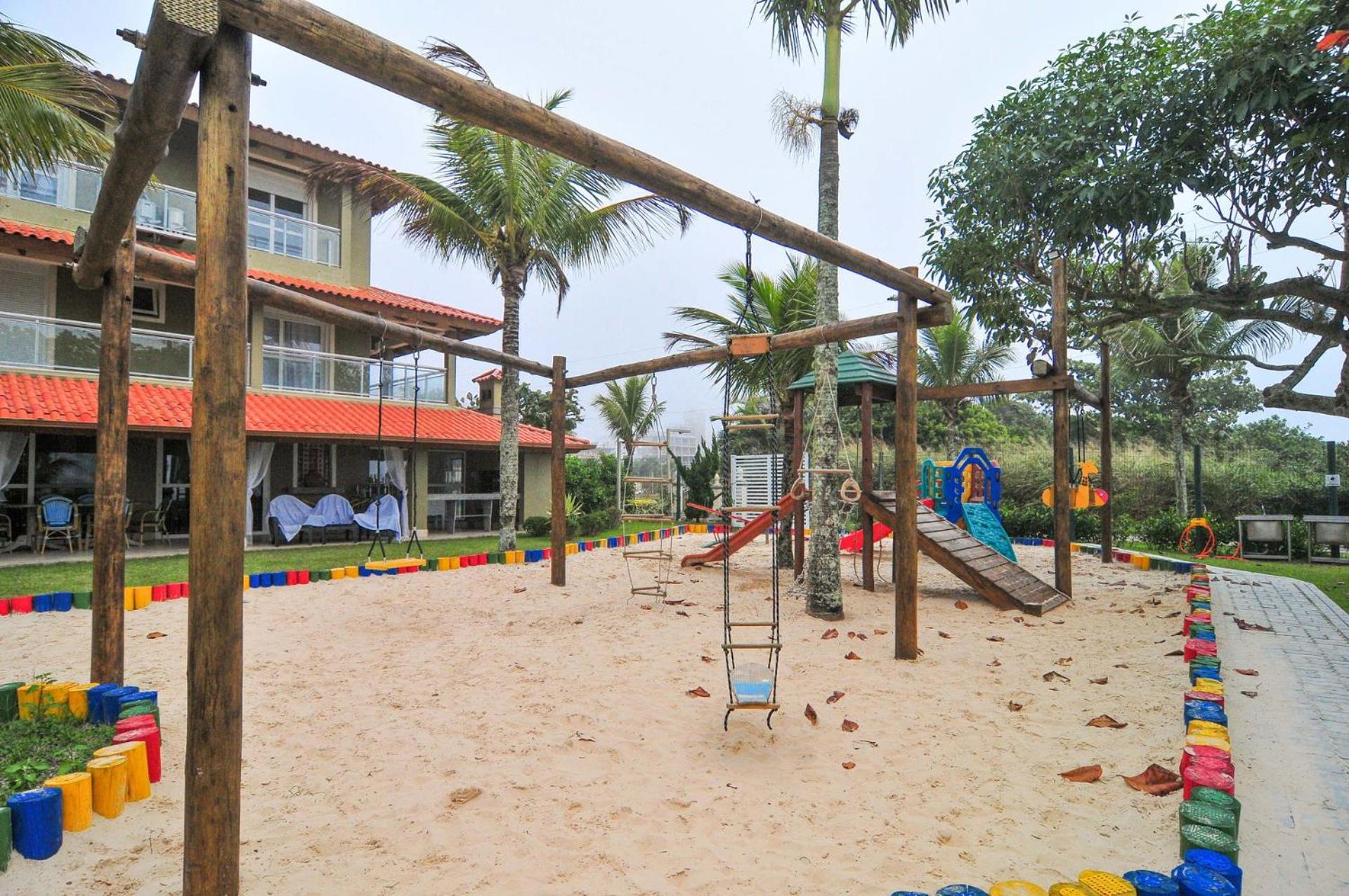 Condomínio Pé na Areia: Apto térreo em Jurerê P869