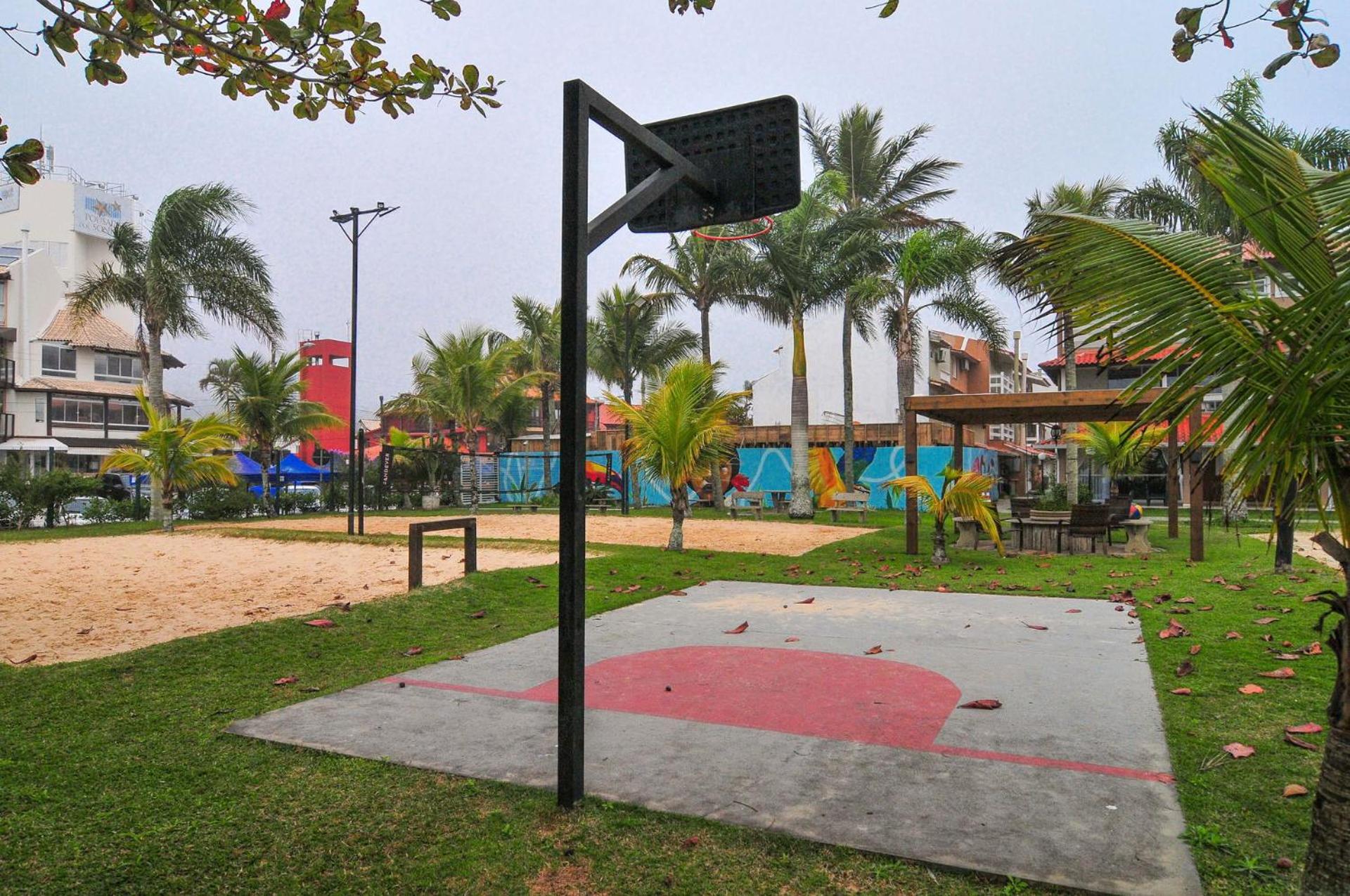 Condomínio Pé na Areia: Apto térreo em Jurerê P869