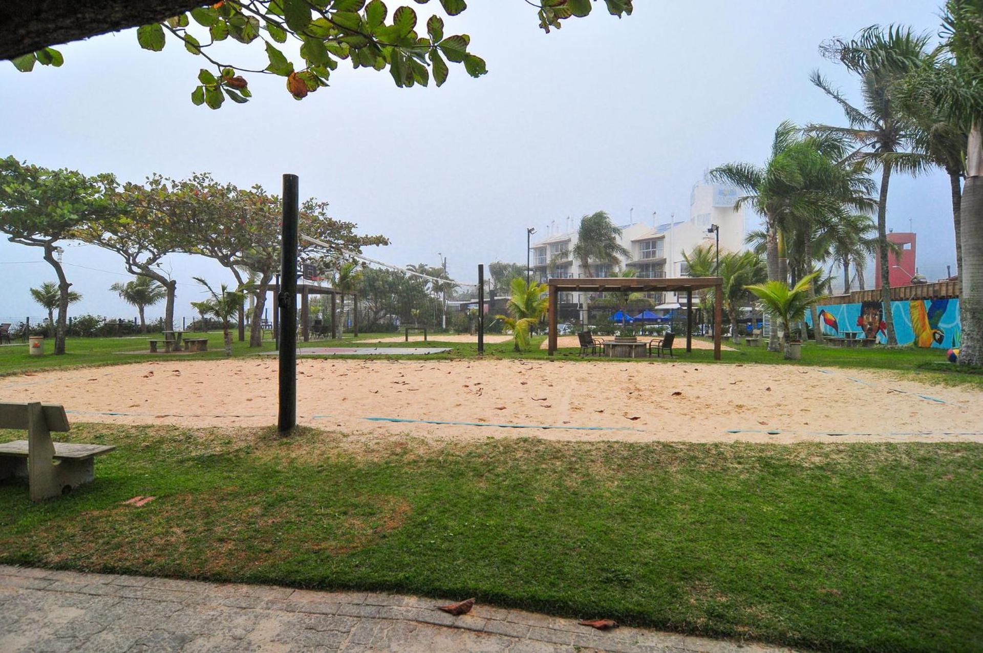 Condomínio Pé na Areia: Apto térreo em Jurerê P869