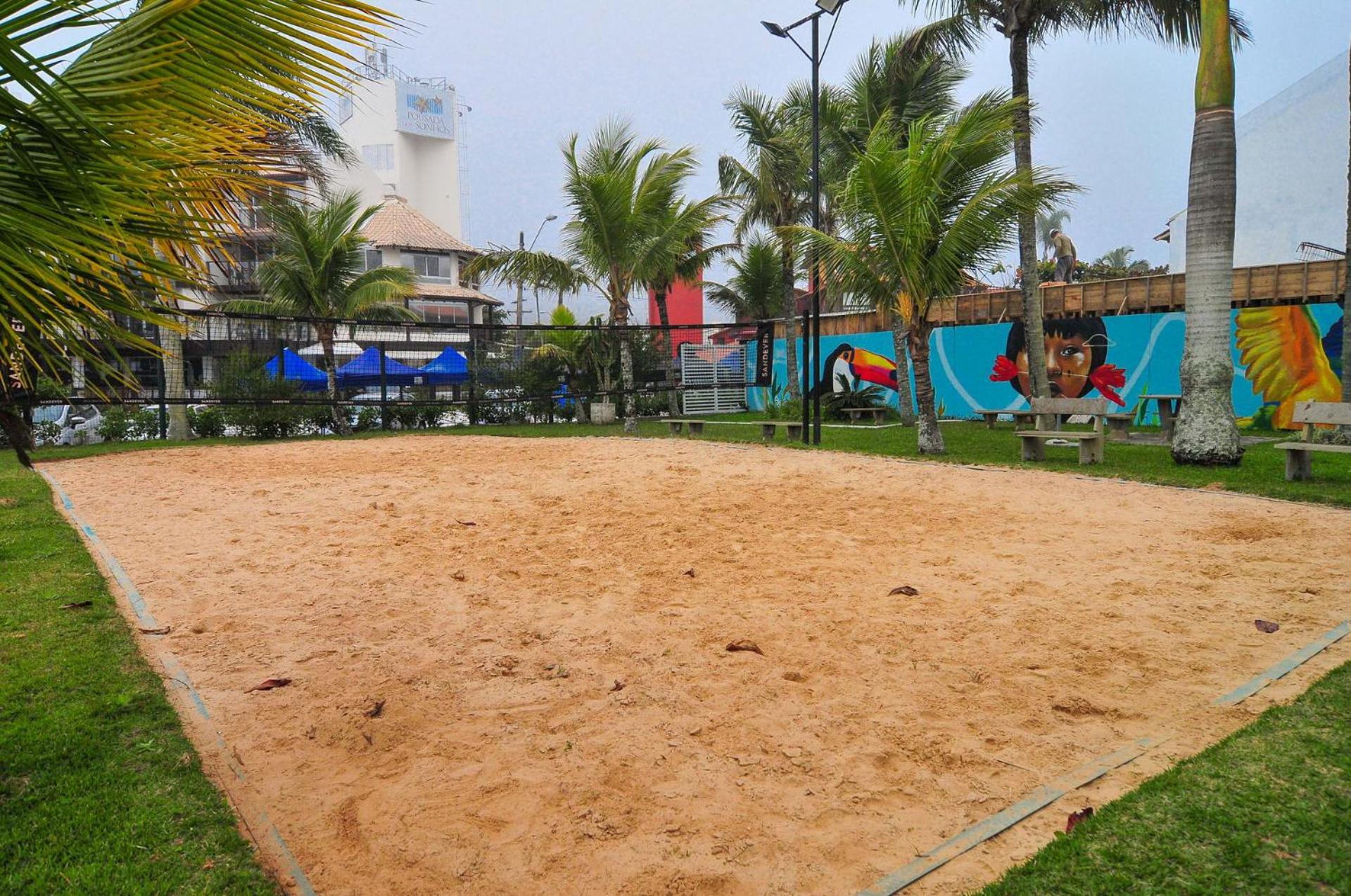 Condomínio Pé na Areia: Apto térreo em Jurerê P869