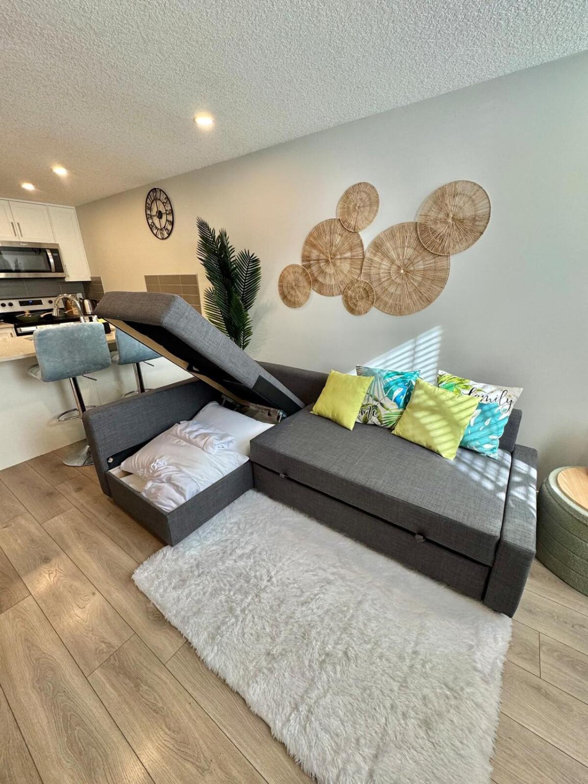 Tropical Caribbean-Themed Cozy Getaway - King Bed-Free Parking