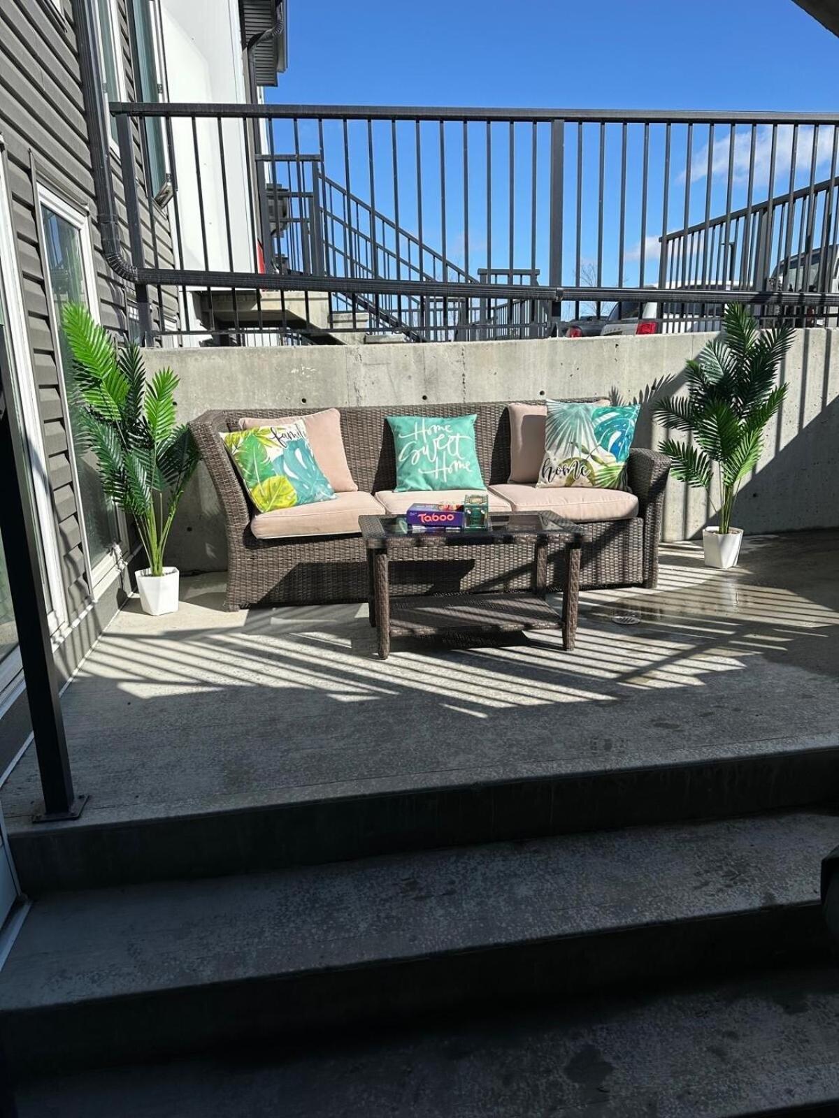 Tropical Caribbean-Themed Cozy Getaway - King Bed-Free Parking