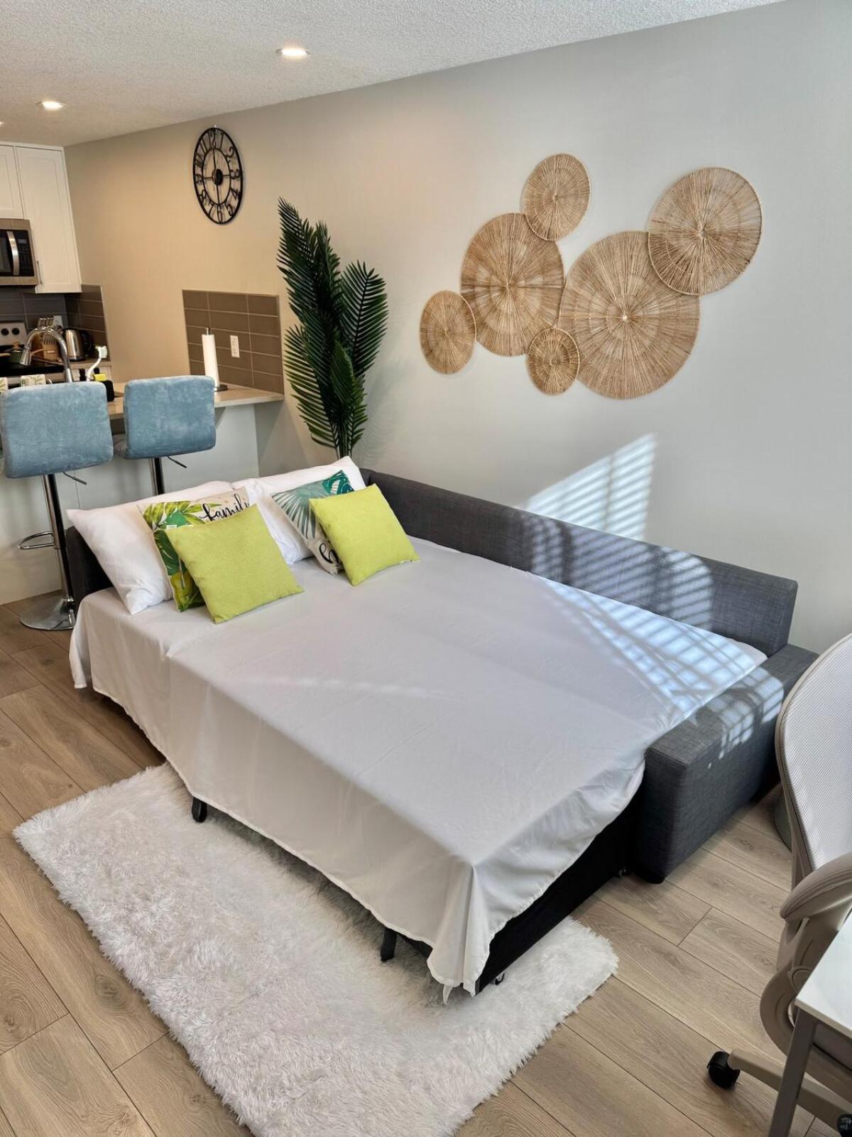 Tropical Caribbean-Themed Cozy Getaway - King Bed-Free Parking