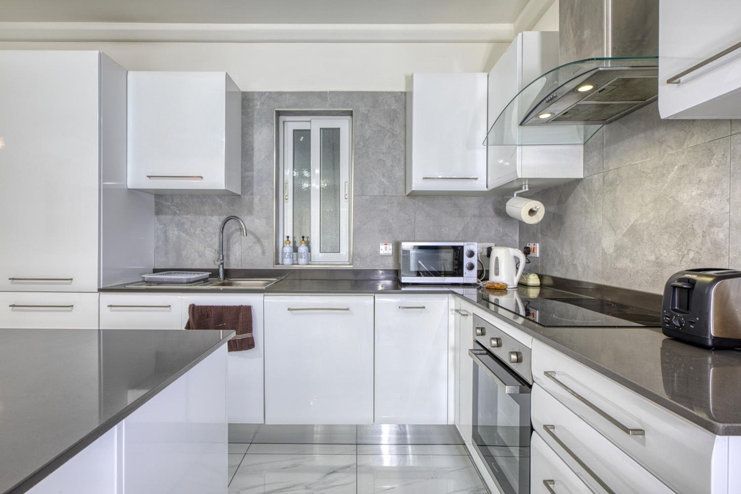 Walk to Seafront - 2 BR Suite in St Julian's photo 2