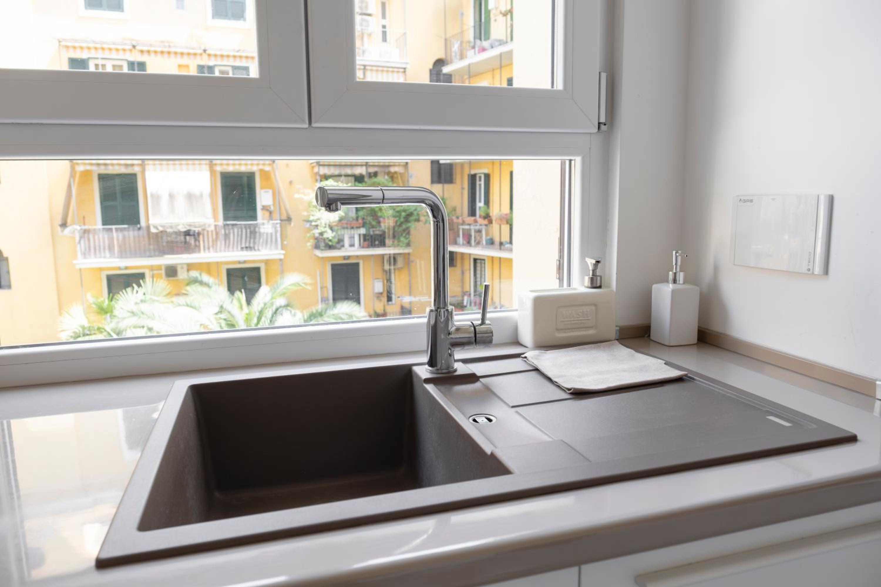 Charming Vatican Apartment with Balcony 6B