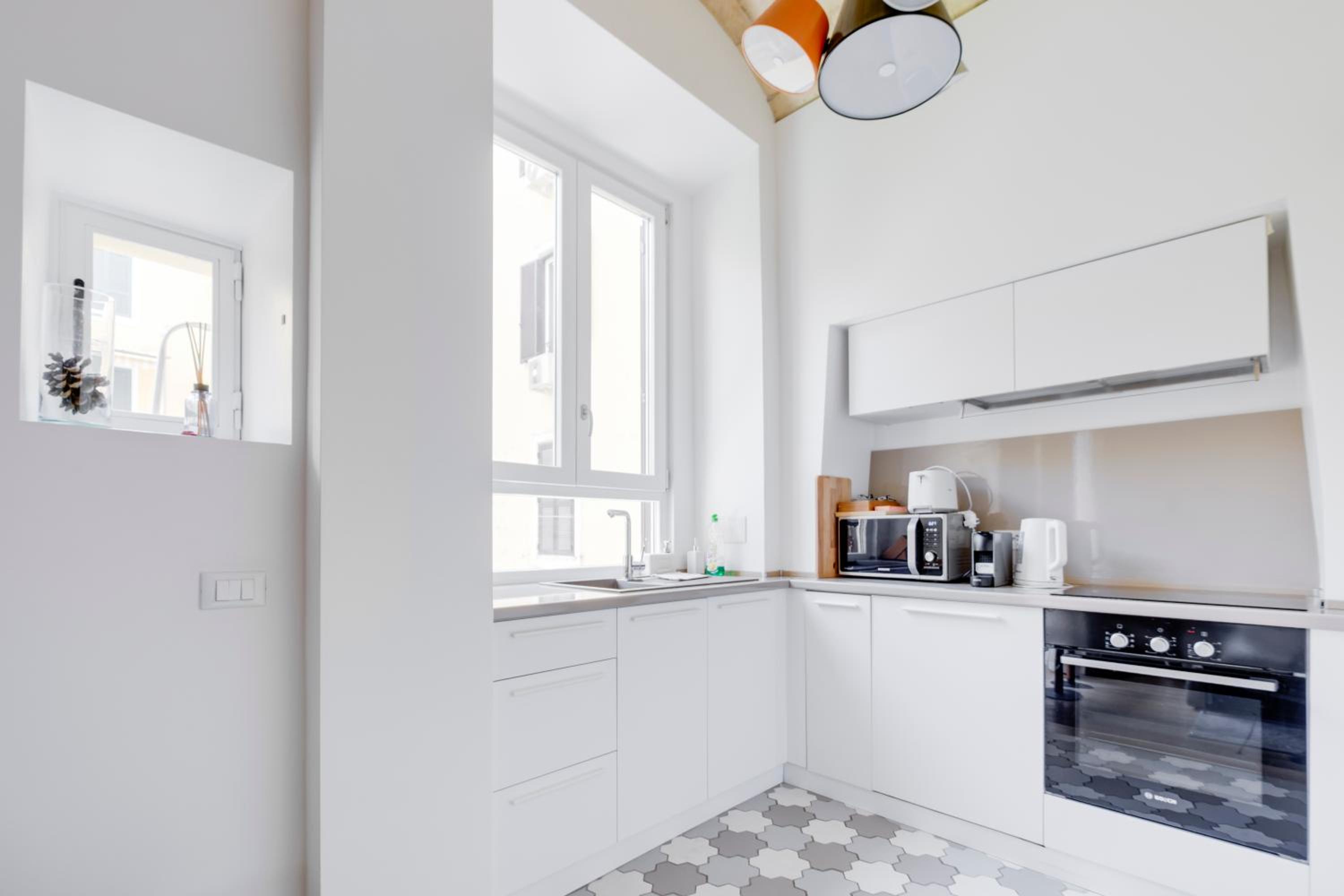 Charming Vatican Apartment with Balcony 6B