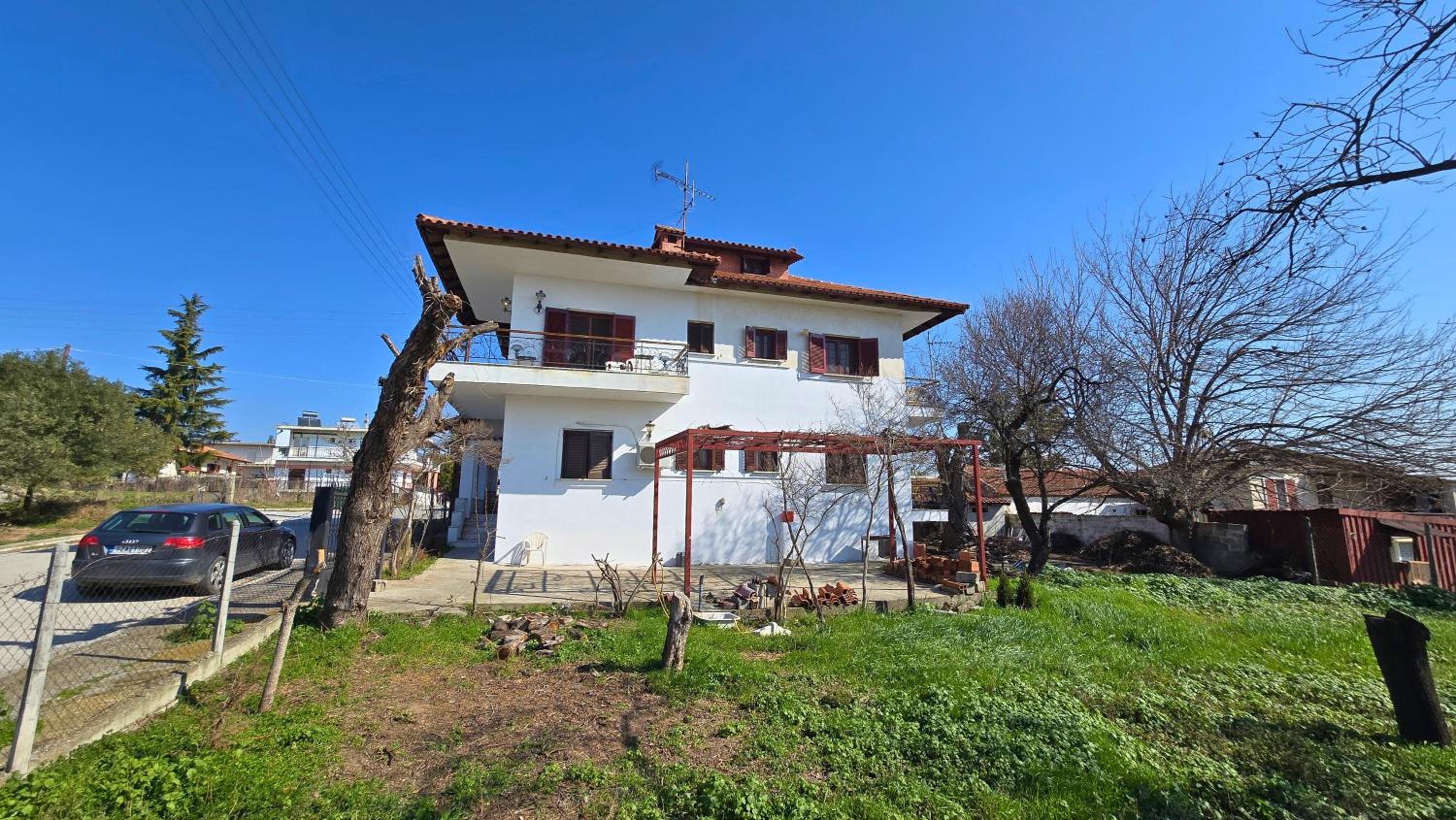 Family-friendly apartment in a village house with 4K NETFLIX and Fast Internet, 30 mins away from Thessaloniki