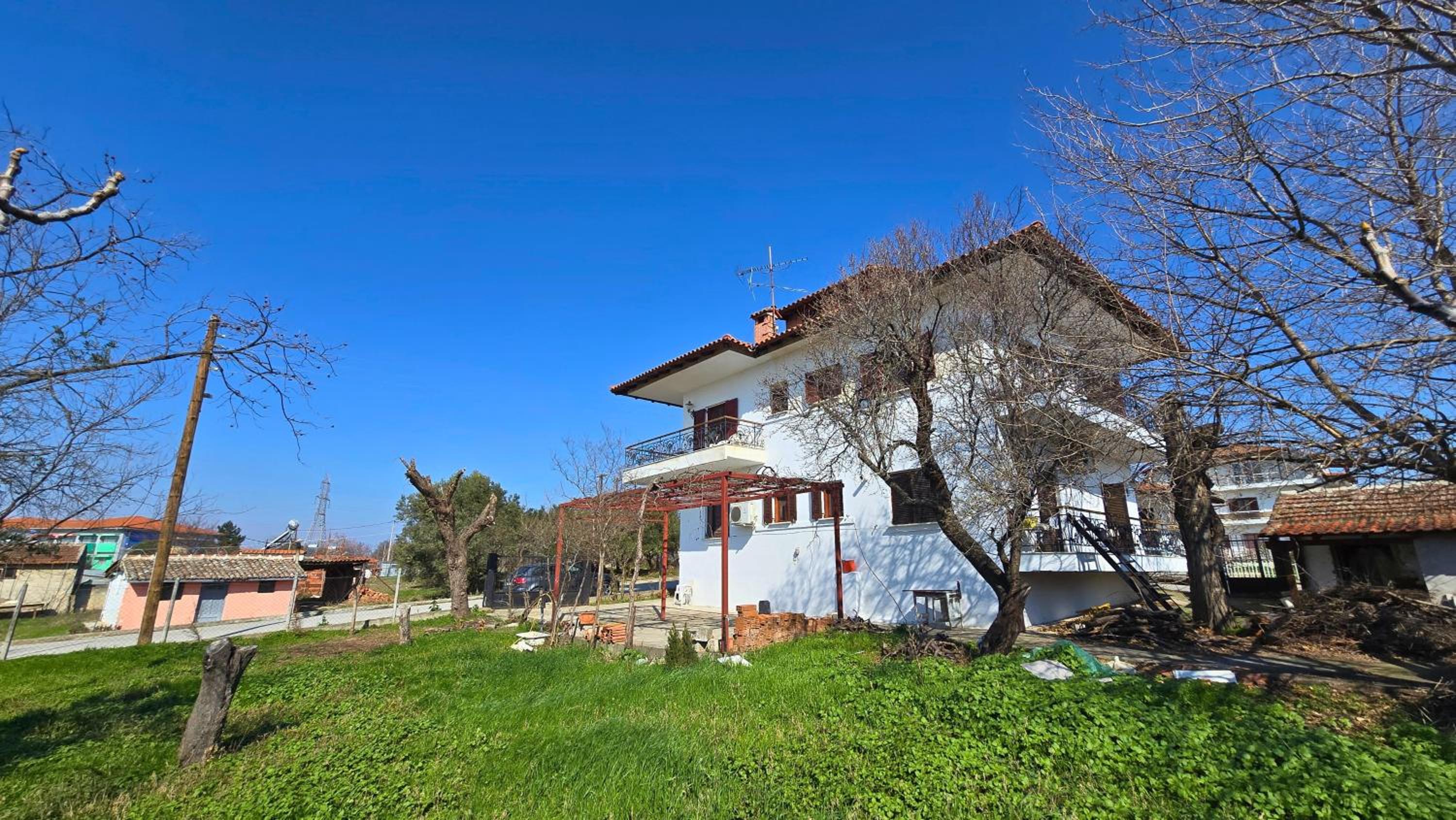 Family-friendly apartment in a village house with 4K NETFLIX and Fast Internet, 30 mins away from Thessaloniki