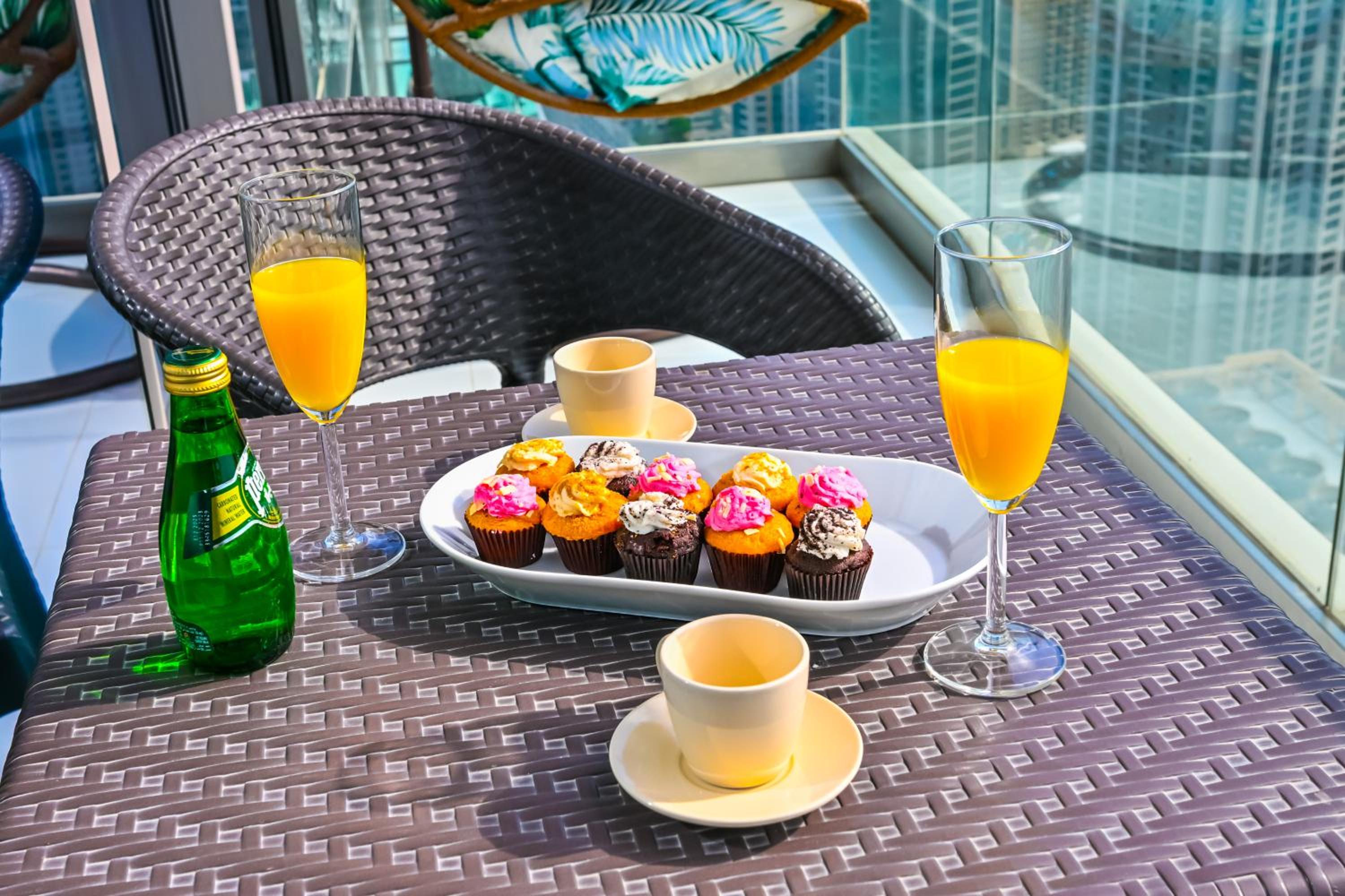 New Luxury 2 Bedroom with Burj Khalifa View & Spectacular Rooftop Infinity Pool Bar