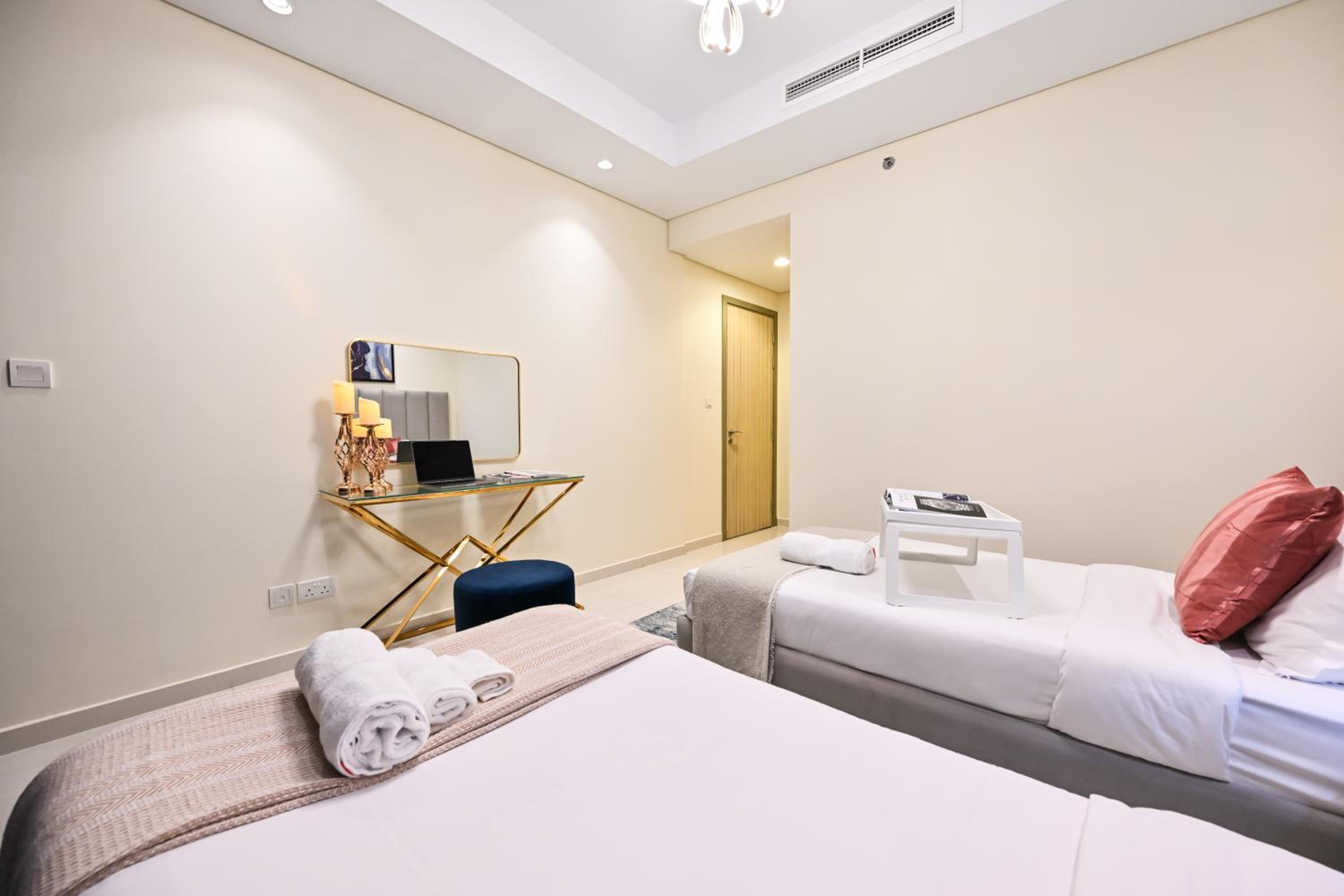 New Luxury 2 Bedroom with Burj Khalifa View & Spectacular Rooftop Infinity Pool Bar