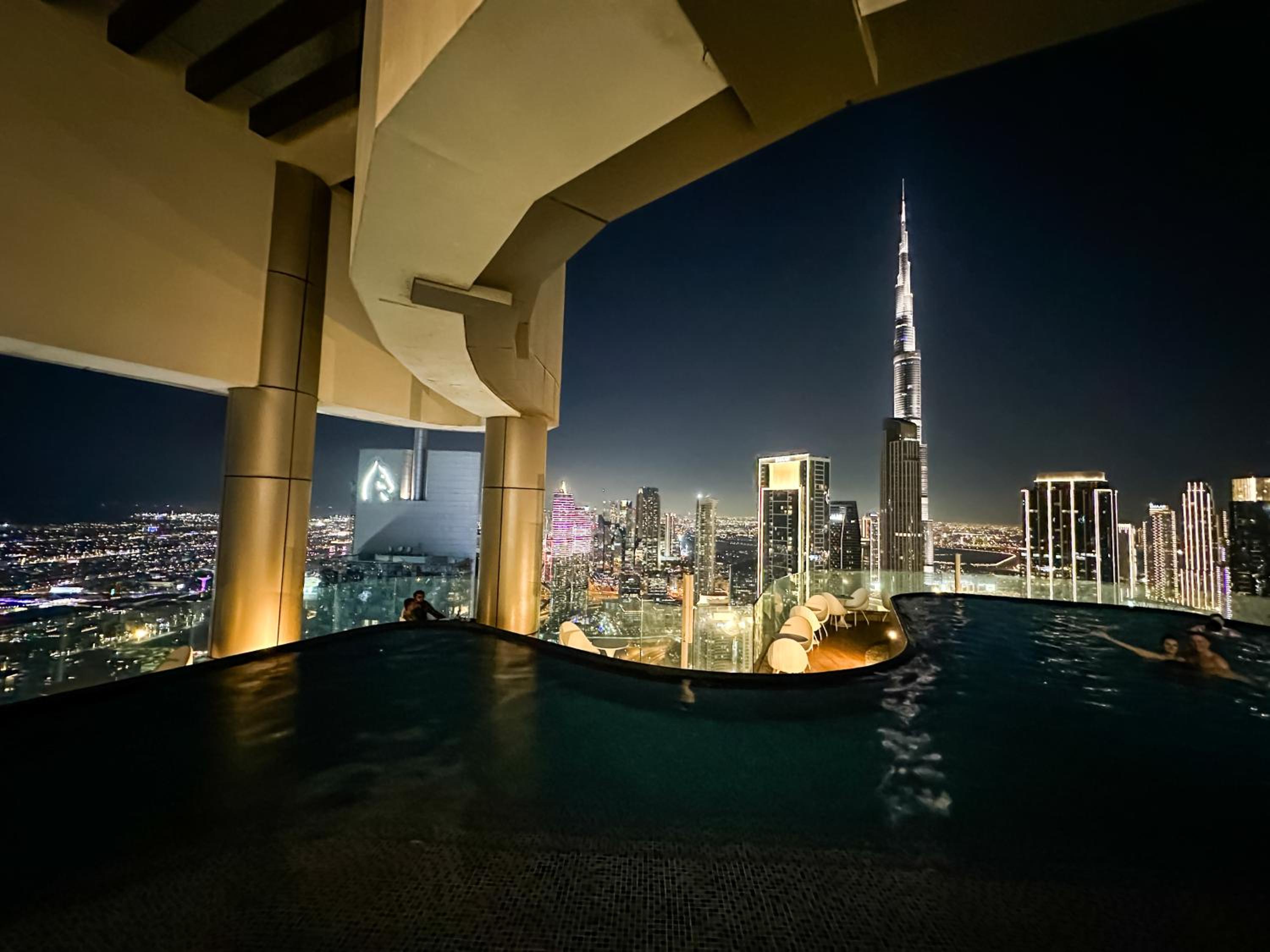New Luxury 2 Bedroom with Burj Khalifa View & Spectacular Rooftop Infinity Pool Bar