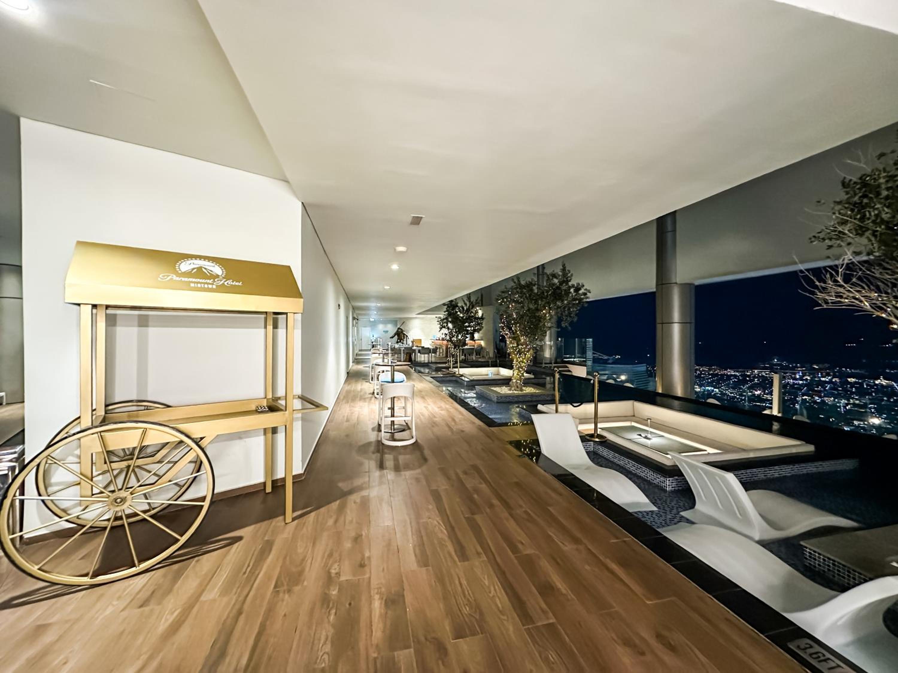 New Luxury 2 Bedroom with Burj Khalifa View & Spectacular Rooftop Infinity Pool Bar