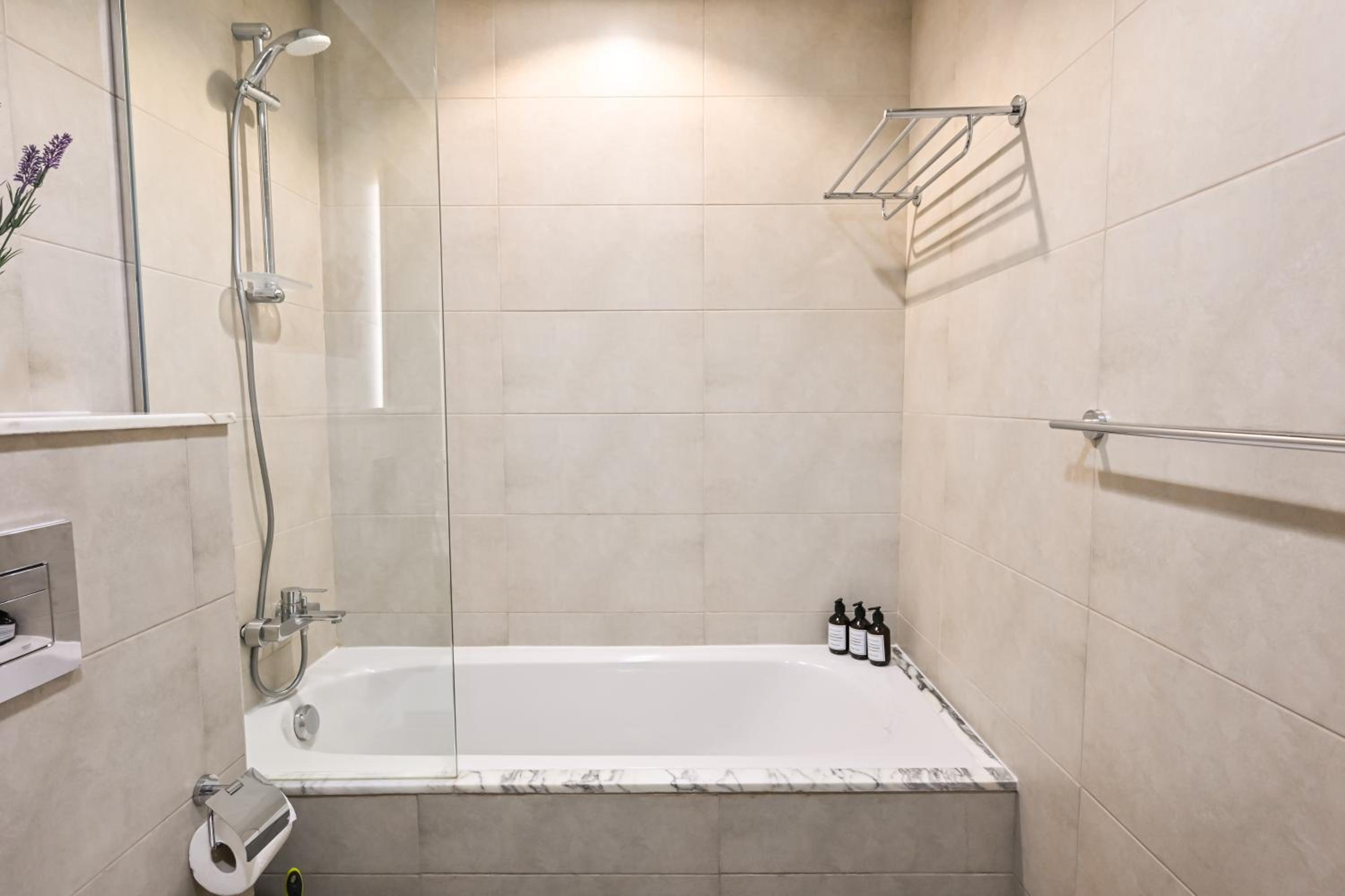 New Luxury 2 Bedroom with Burj Khalifa View & Spectacular Rooftop Infinity Pool Bar