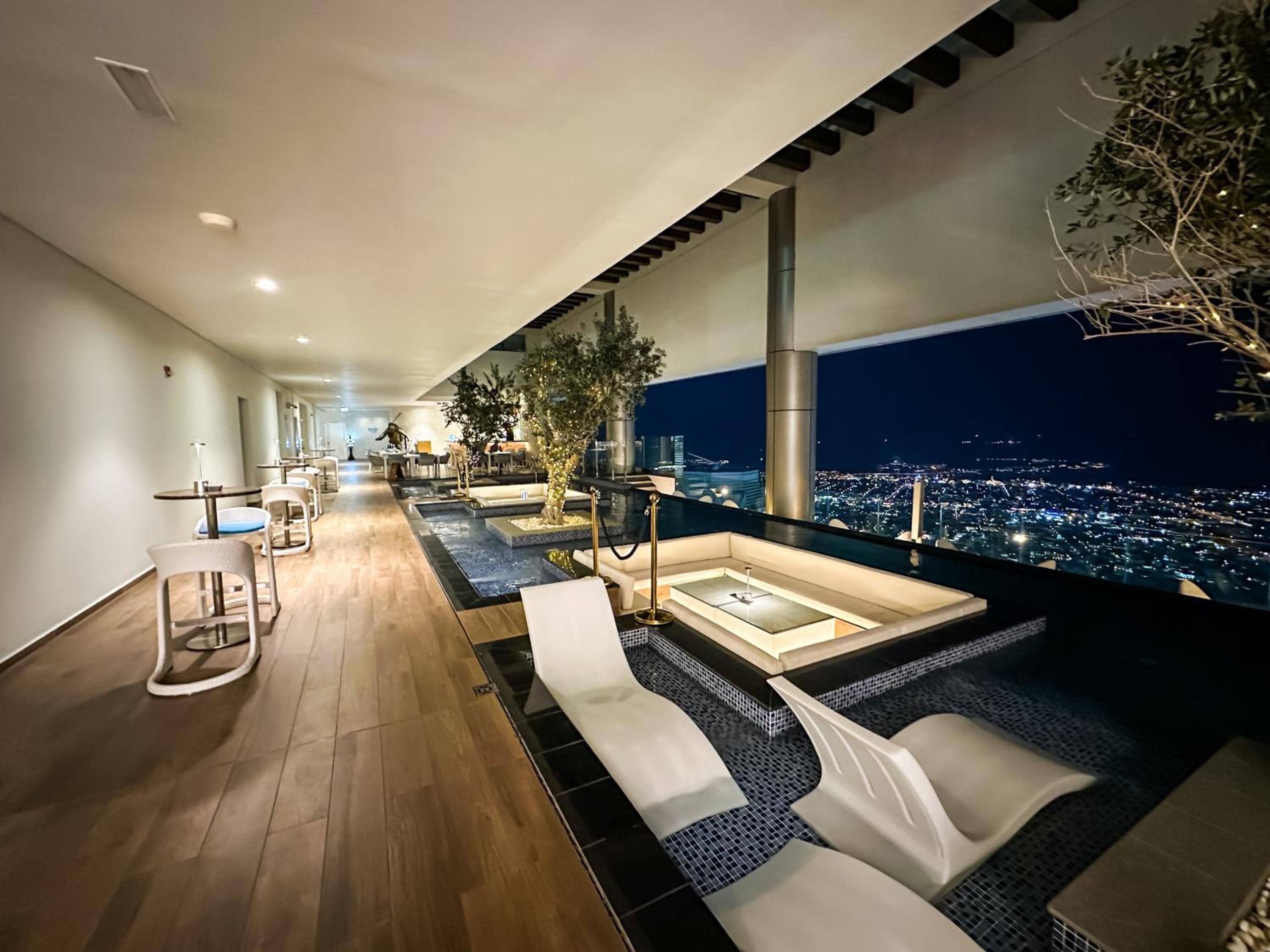New Luxury 2 Bedroom with Burj Khalifa View & Spectacular Rooftop Infinity Pool Bar