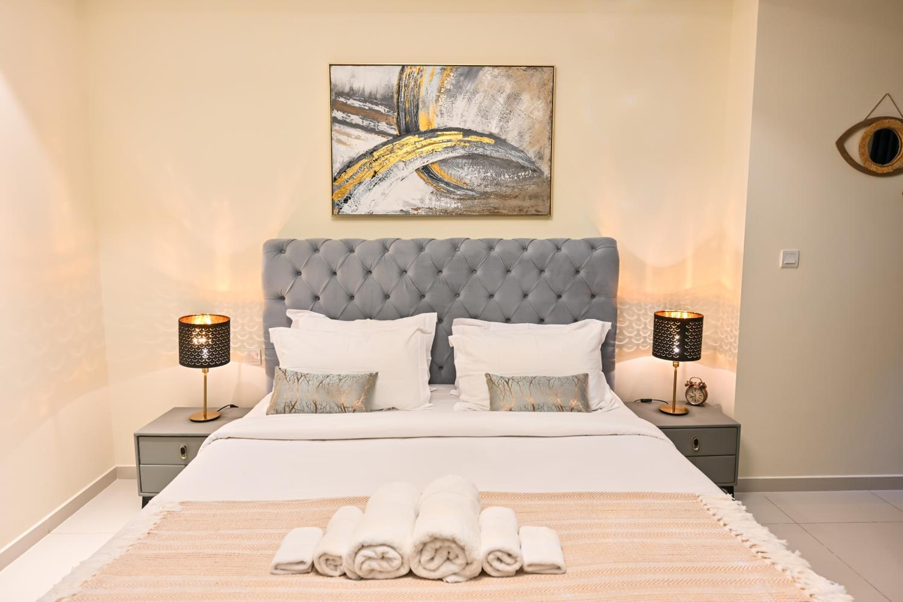 New Luxury 2 Bedroom with Burj Khalifa View & Spectacular Rooftop Infinity Pool Bar