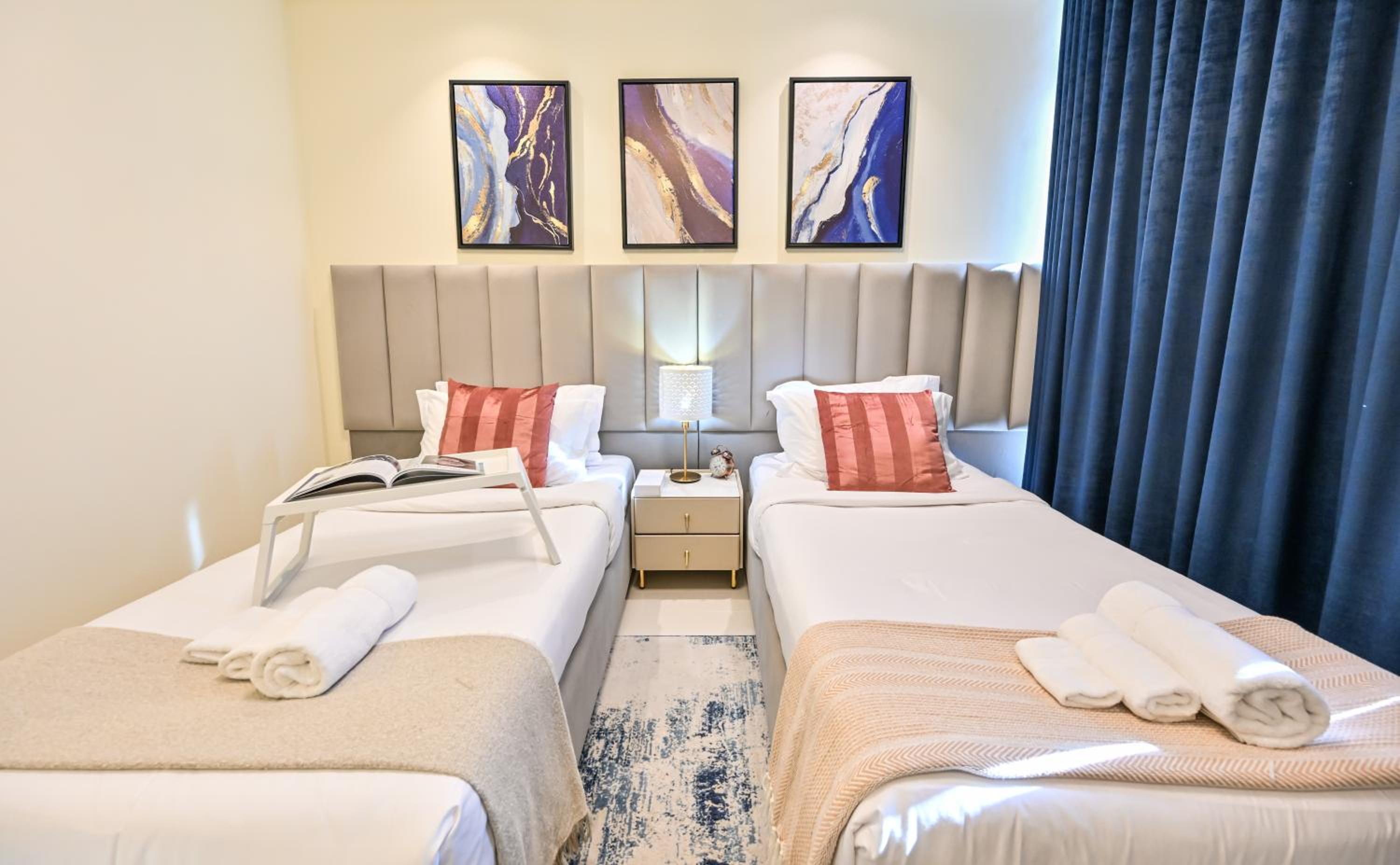 New Luxury 2 Bedroom with Burj Khalifa View & Spectacular Rooftop Infinity Pool Bar