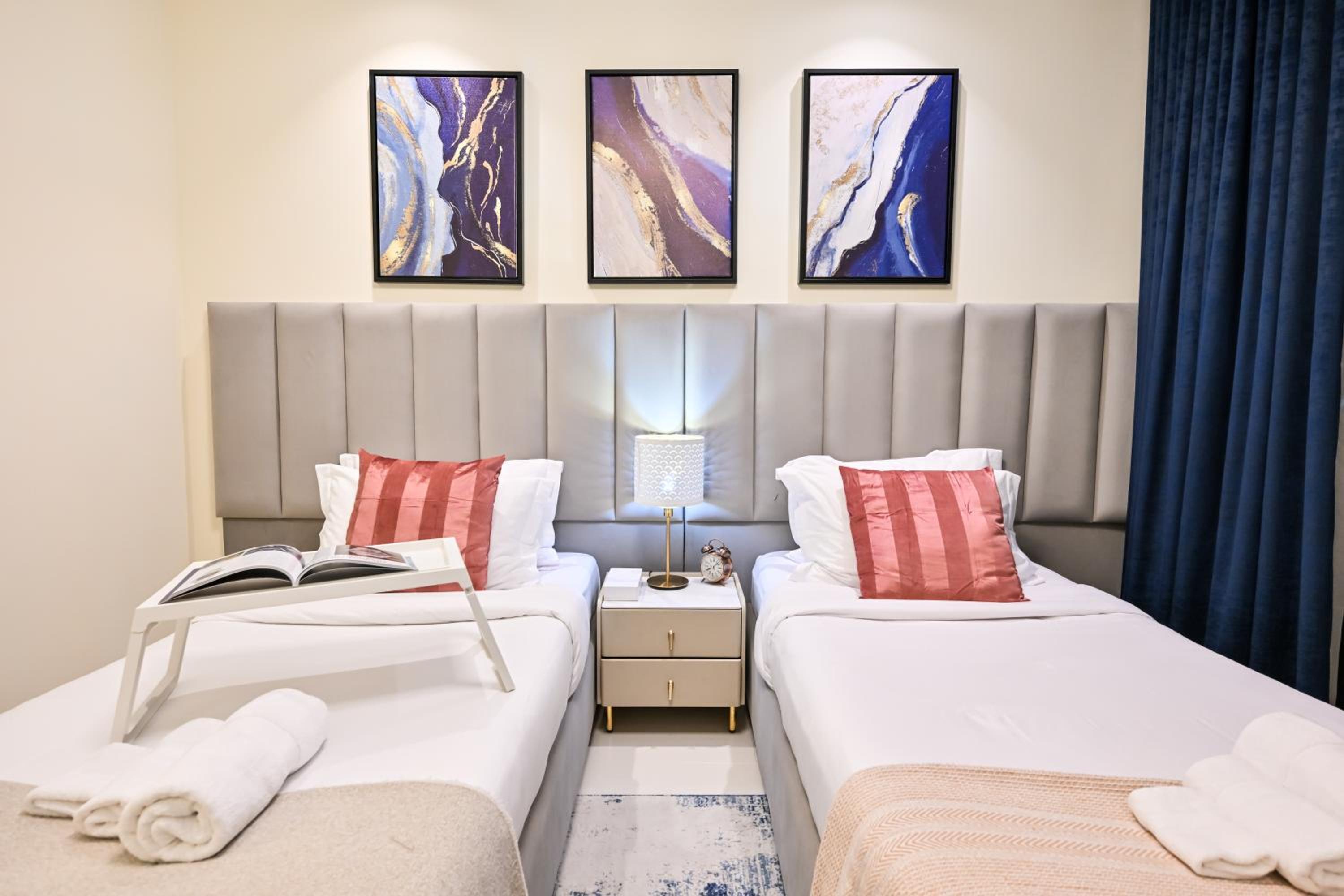 New Luxury 2 Bedroom with Burj Khalifa View & Spectacular Rooftop Infinity Pool Bar
