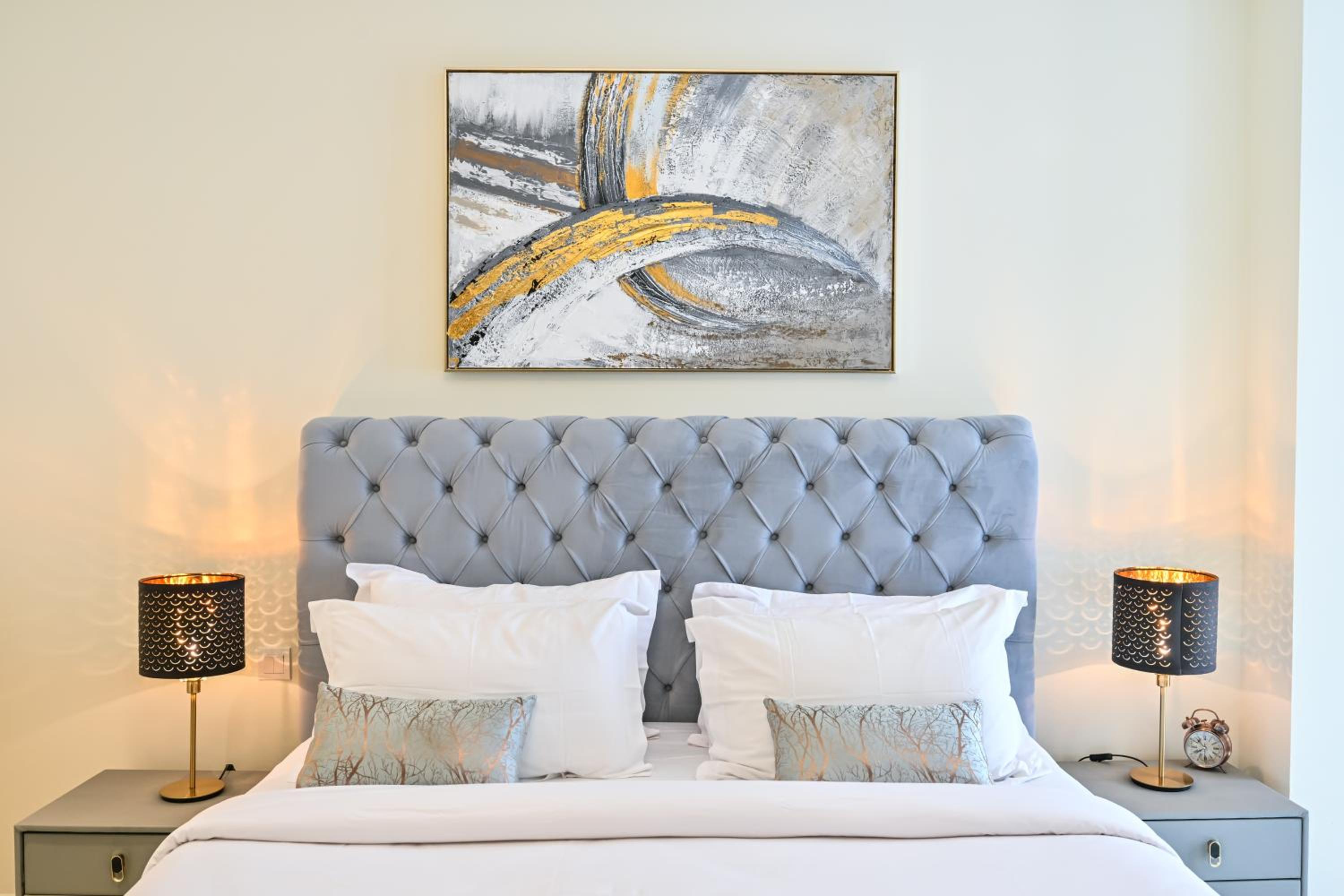 New Luxury 2 Bedroom with Burj Khalifa View & Spectacular Rooftop Infinity Pool Bar
