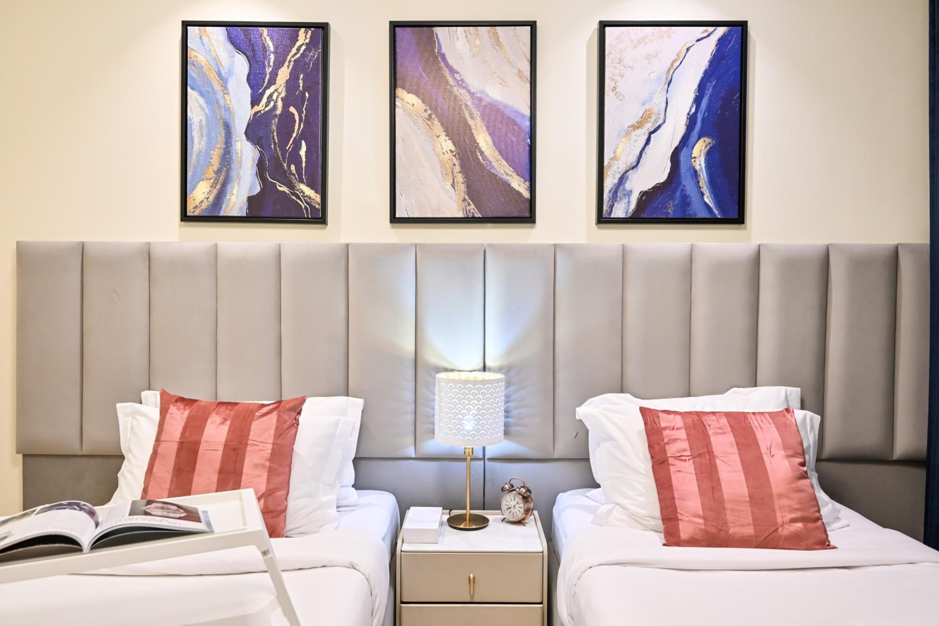 New Luxury 2 Bedroom with Burj Khalifa View & Spectacular Rooftop Infinity Pool Bar