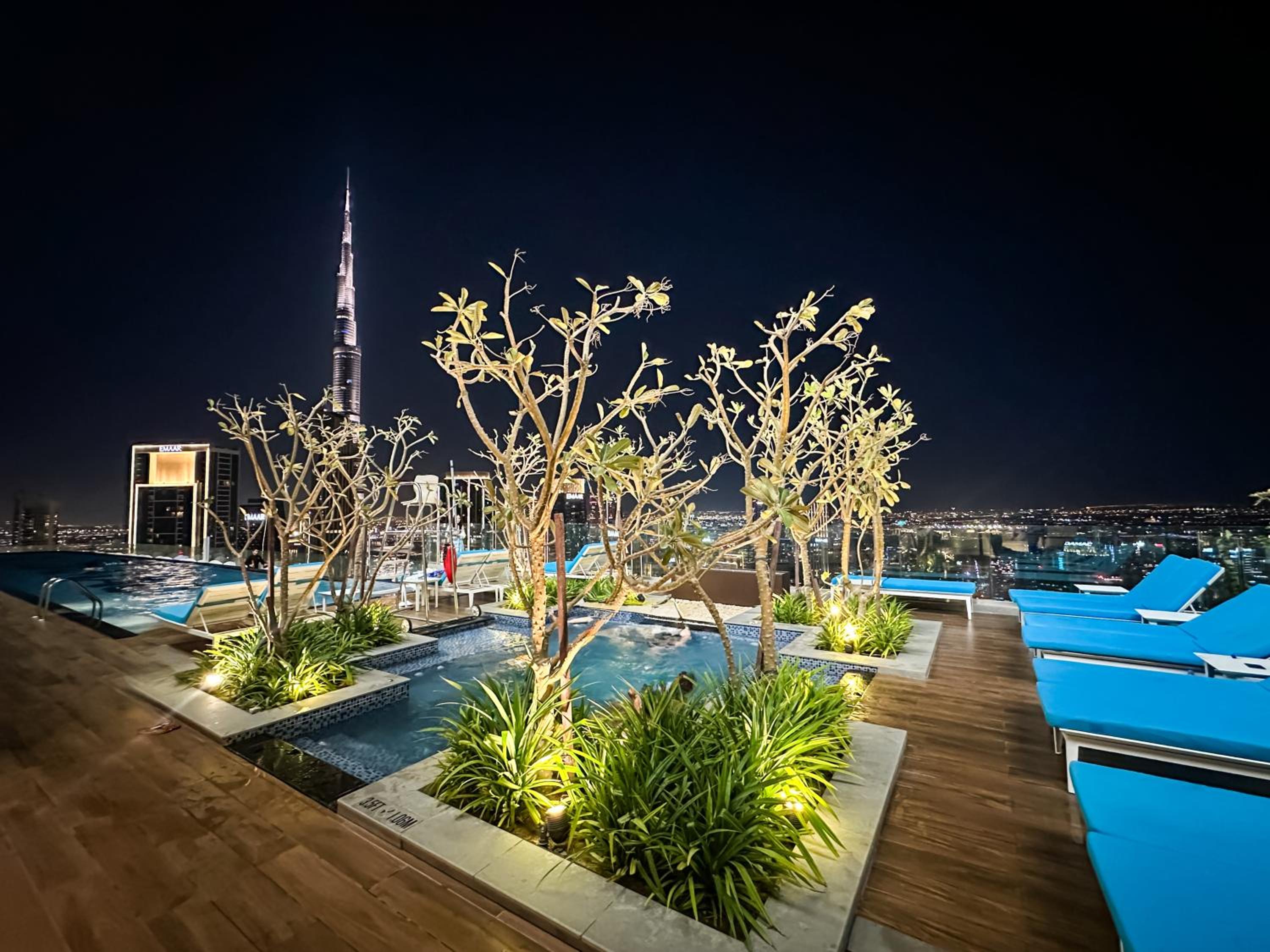 New Luxury 2 Bedroom with Burj Khalifa View & Spectacular Rooftop Infinity Pool Bar