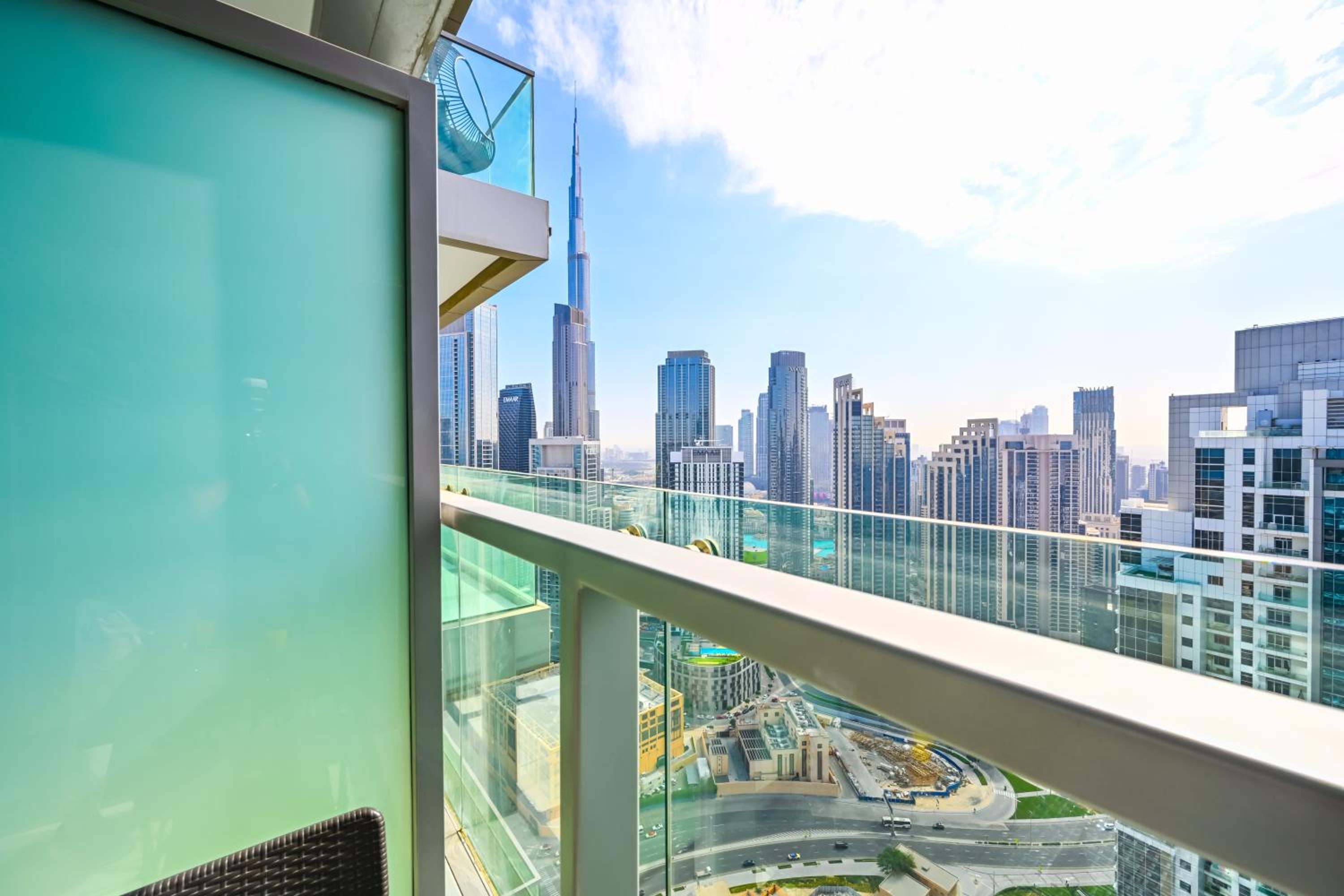 New Luxury 2 Bedroom with Burj Khalifa View & Spectacular Rooftop Infinity Pool Bar