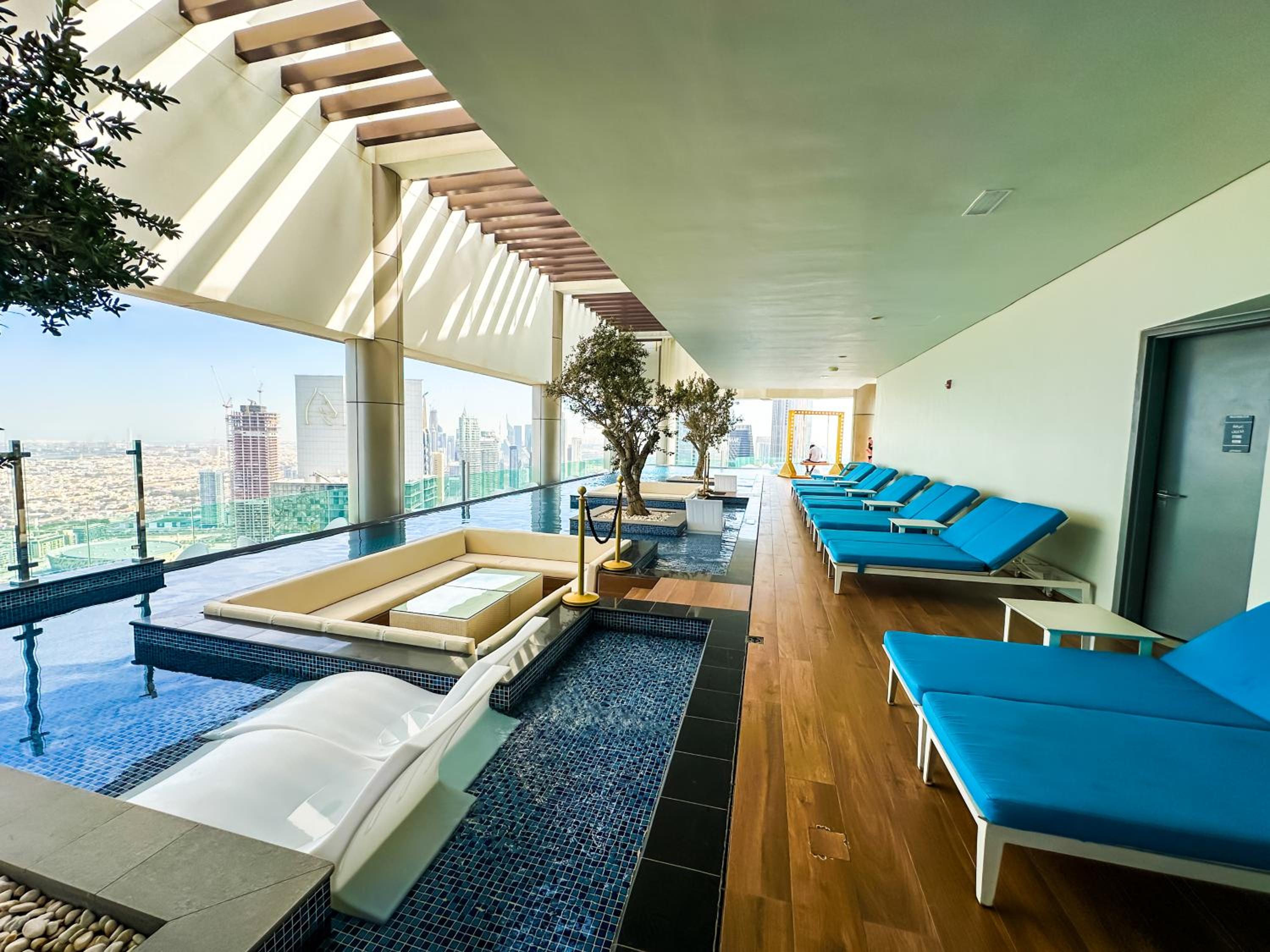 New Luxury 2 Bedroom with Burj Khalifa View & Spectacular Rooftop Infinity Pool Bar