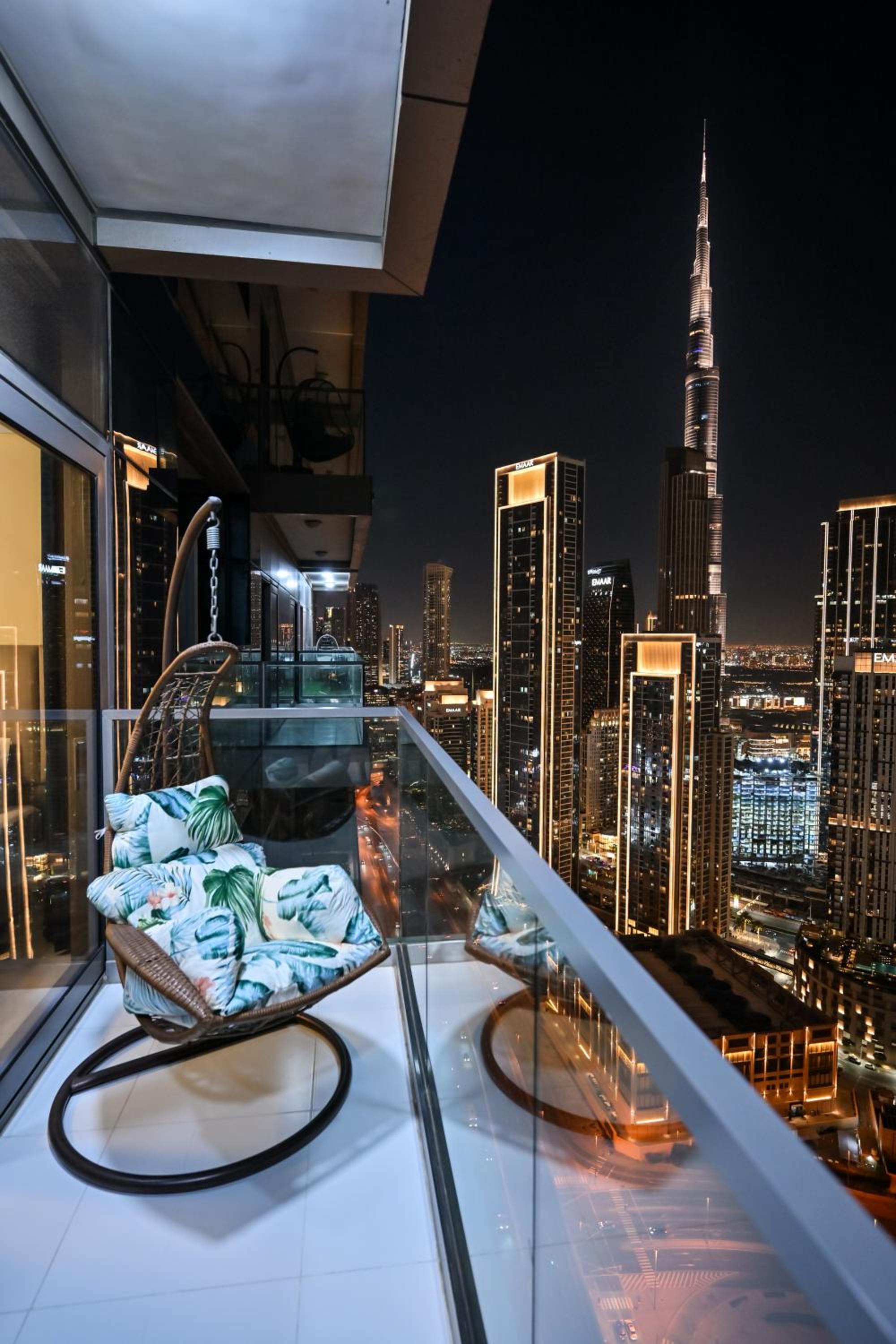 New Luxury 2 Bedroom with Burj Khalifa View & Spectacular Rooftop Infinity Pool Bar
