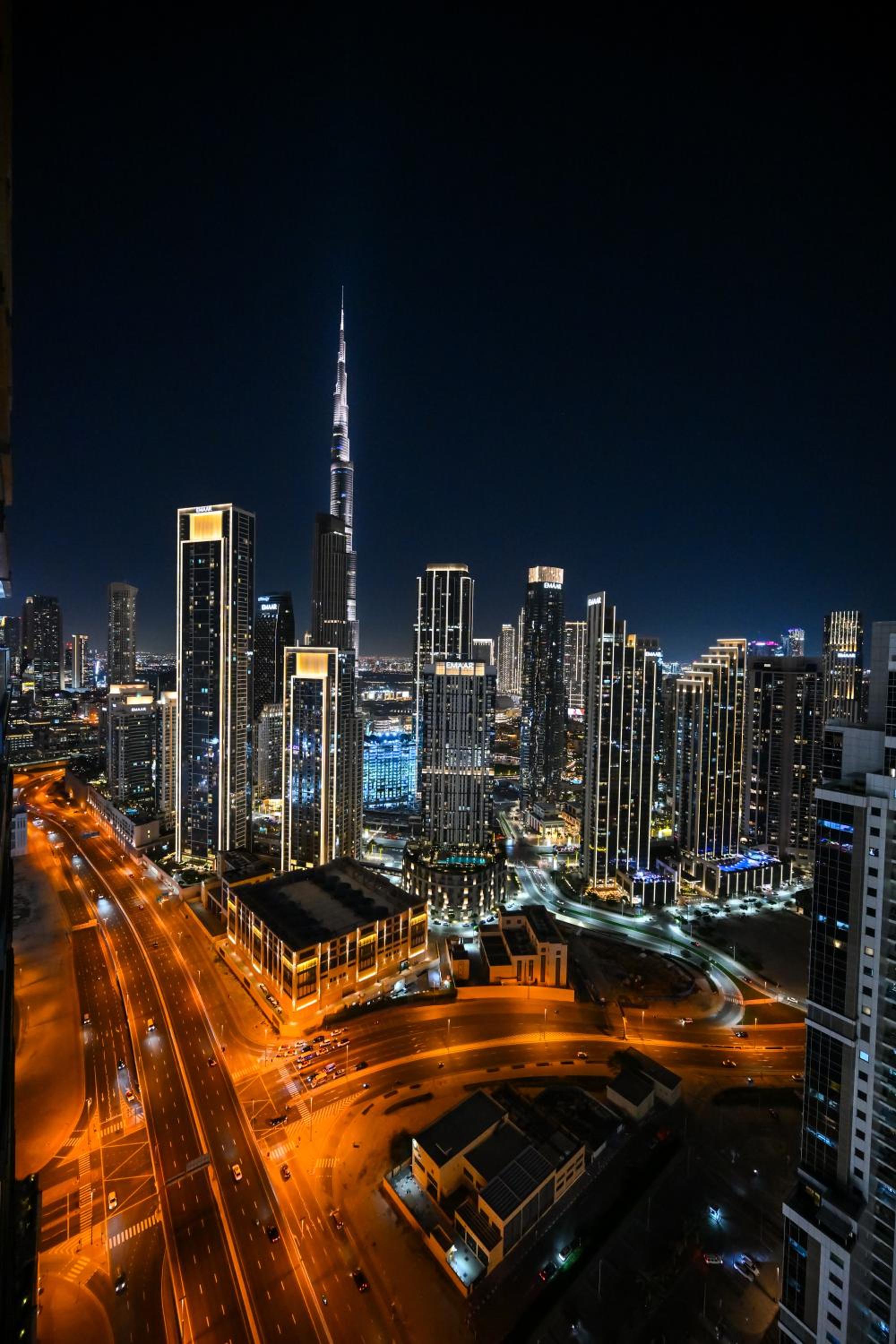 New Luxury 2 Bedroom with Burj Khalifa View & Spectacular Rooftop Infinity Pool Bar