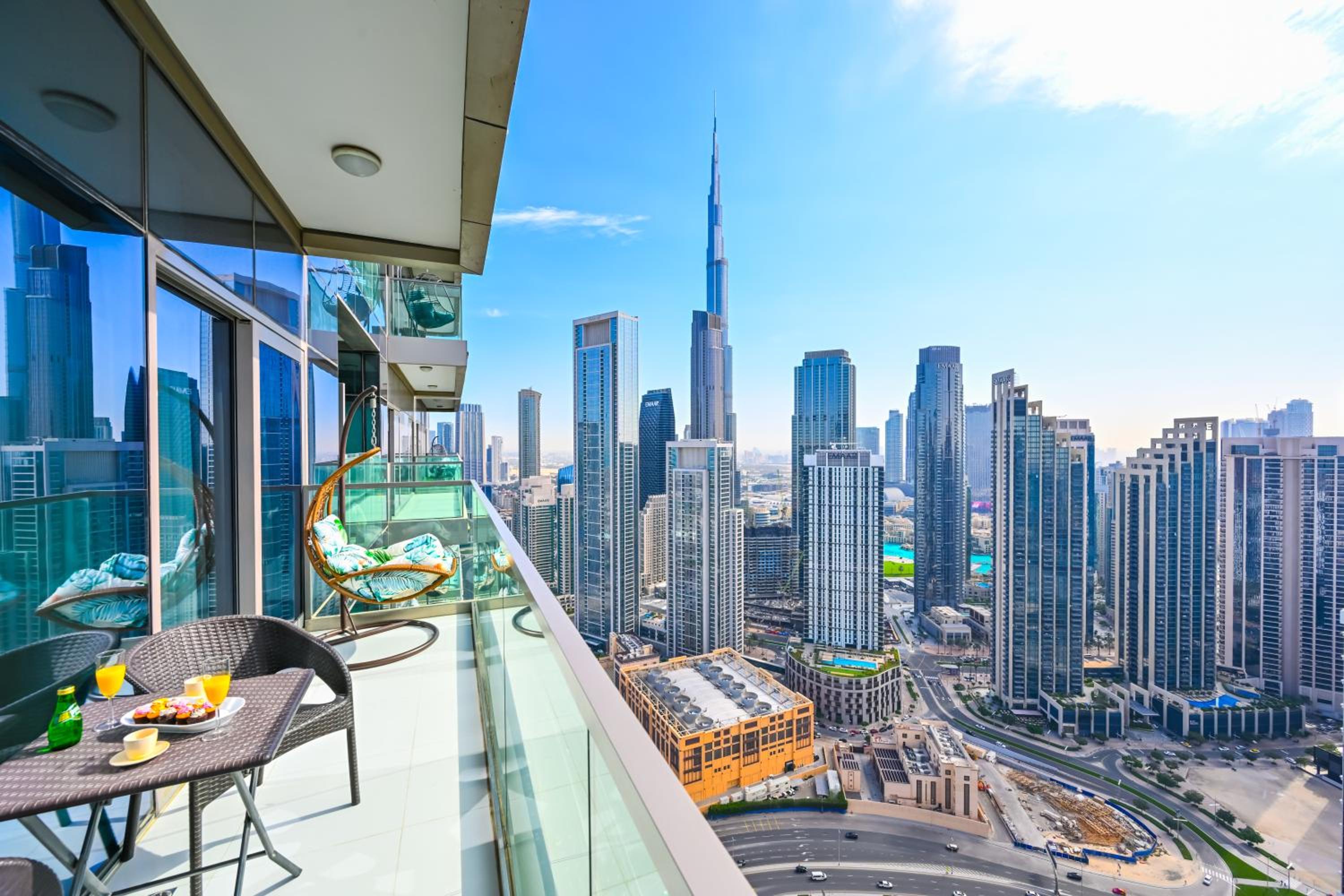 New Luxury 2 Bedroom with Burj Khalifa View & Spectacular Rooftop Infinity Pool Bar