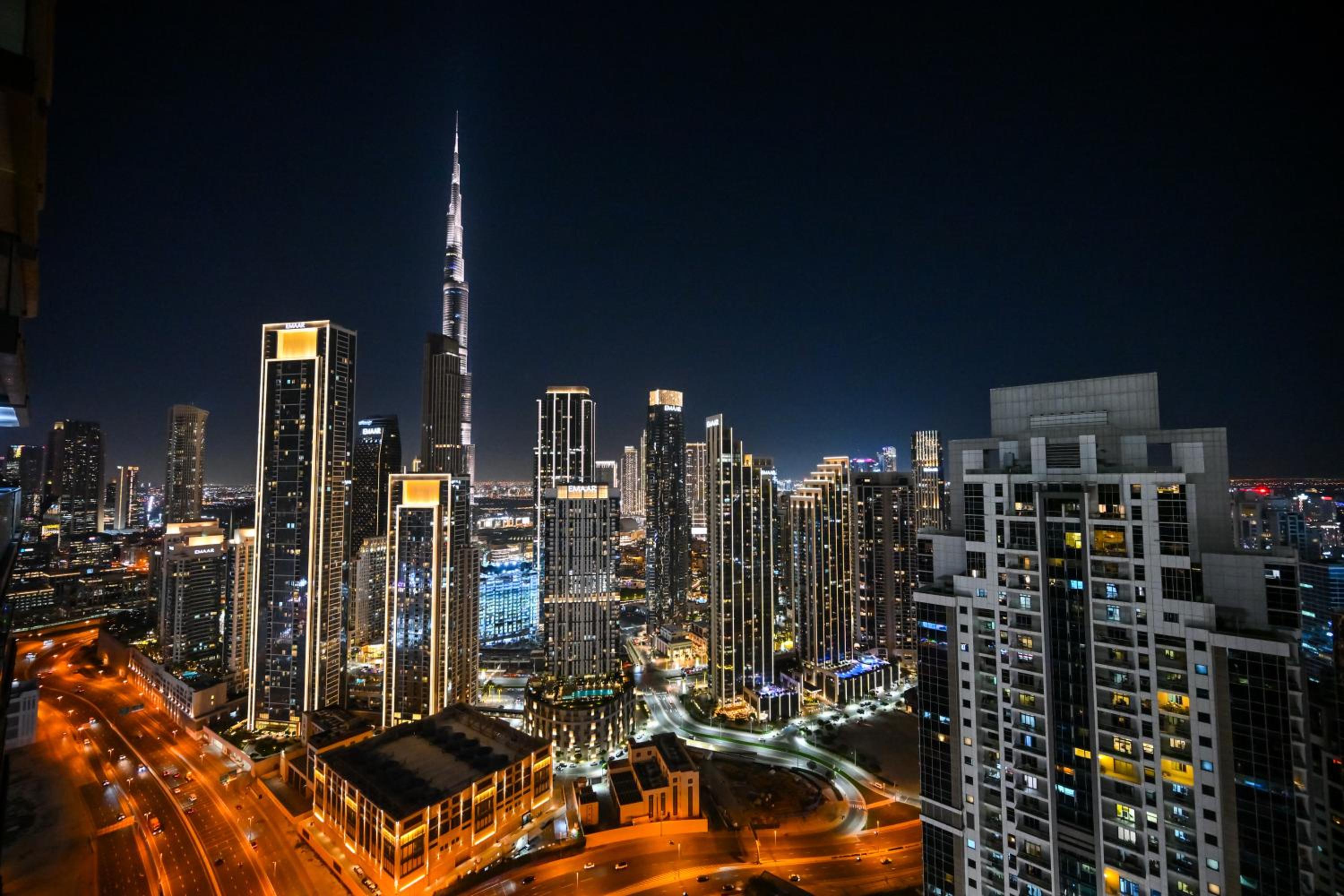 New Luxury 2 Bedroom with Burj Khalifa View & Spectacular Rooftop Infinity Pool Bar