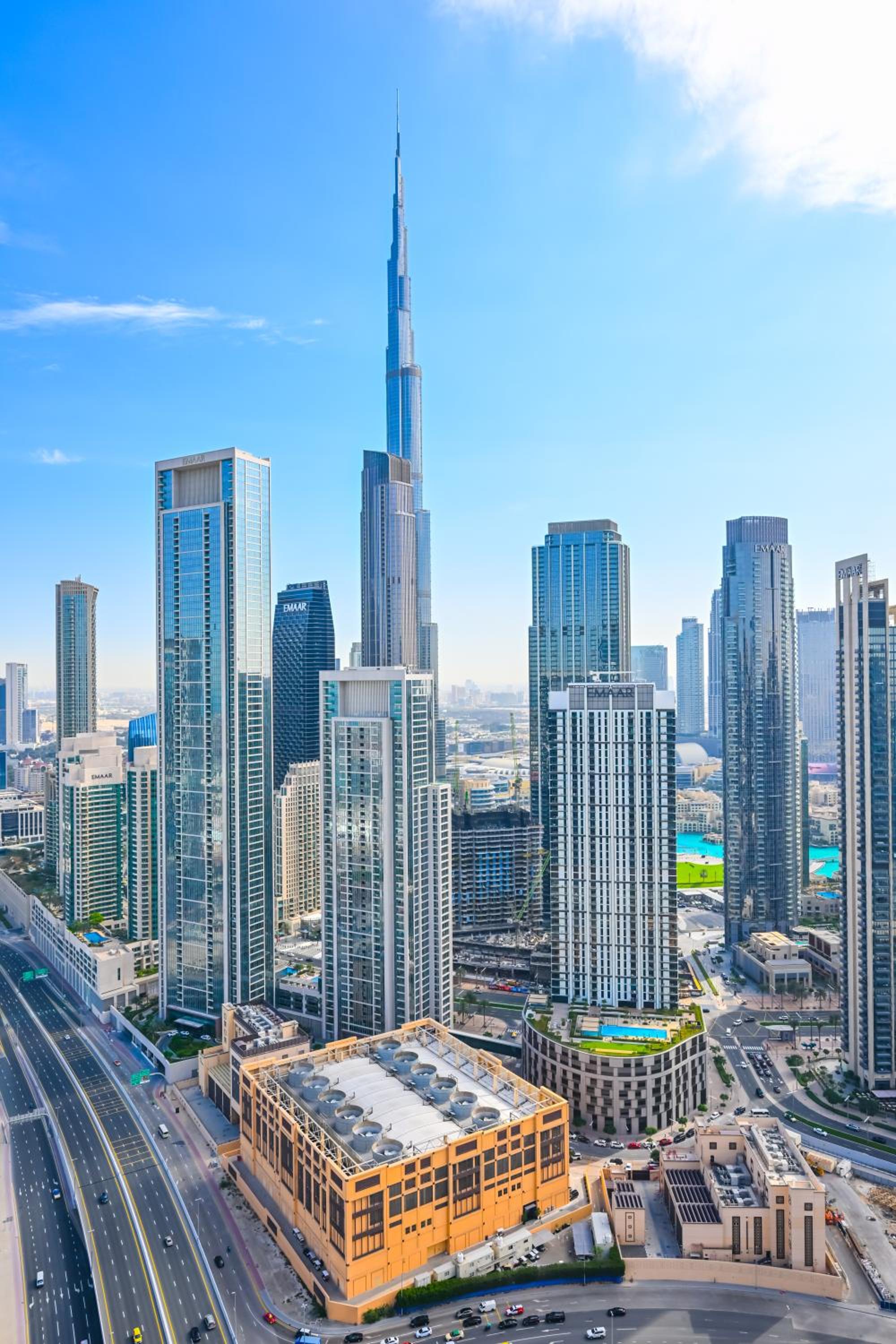 New Luxury 2 Bedroom with Burj Khalifa View & Spectacular Rooftop Infinity Pool Bar