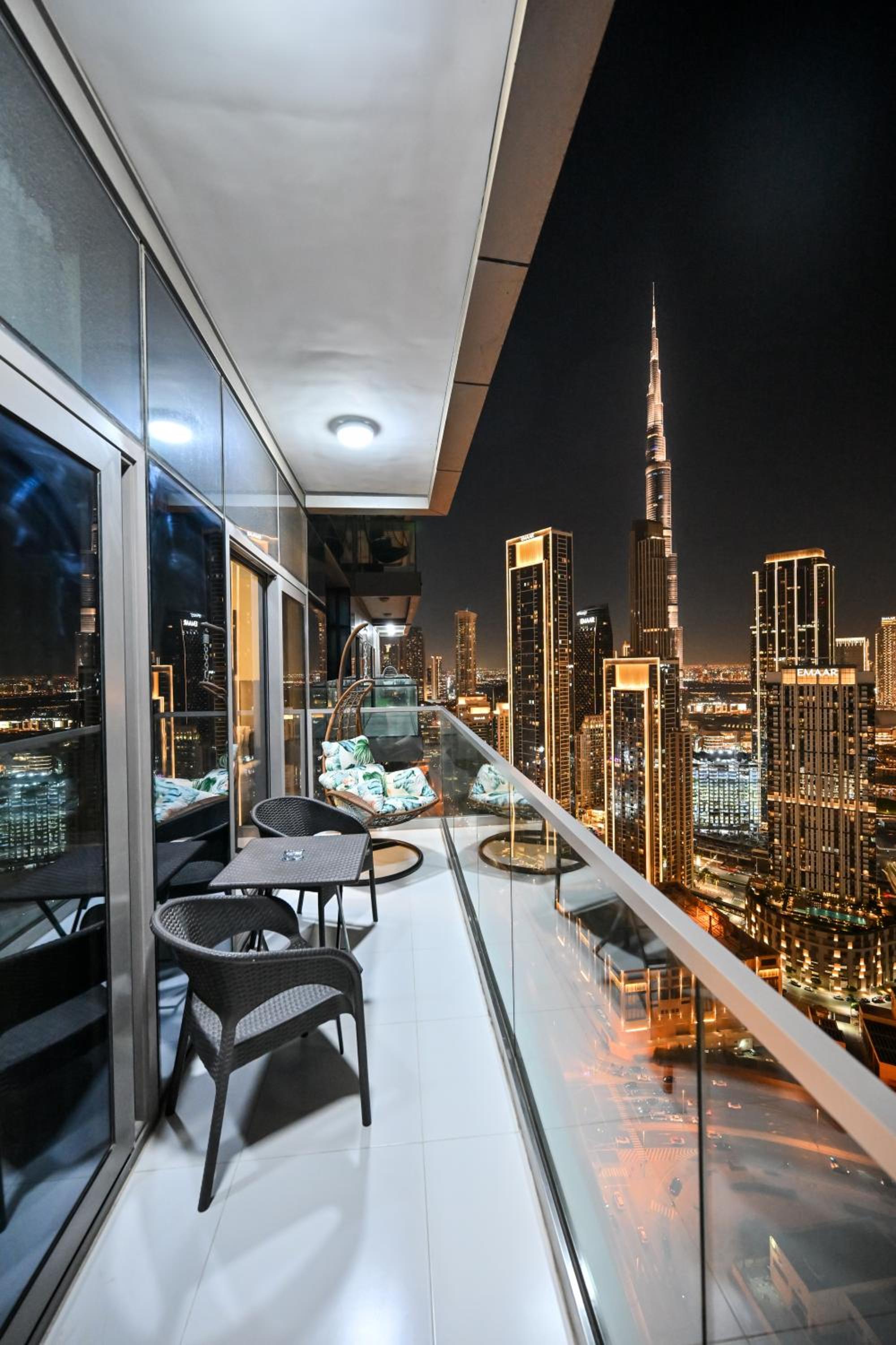 New Luxury 2 Bedroom with Burj Khalifa View & Spectacular Rooftop Infinity Pool Bar