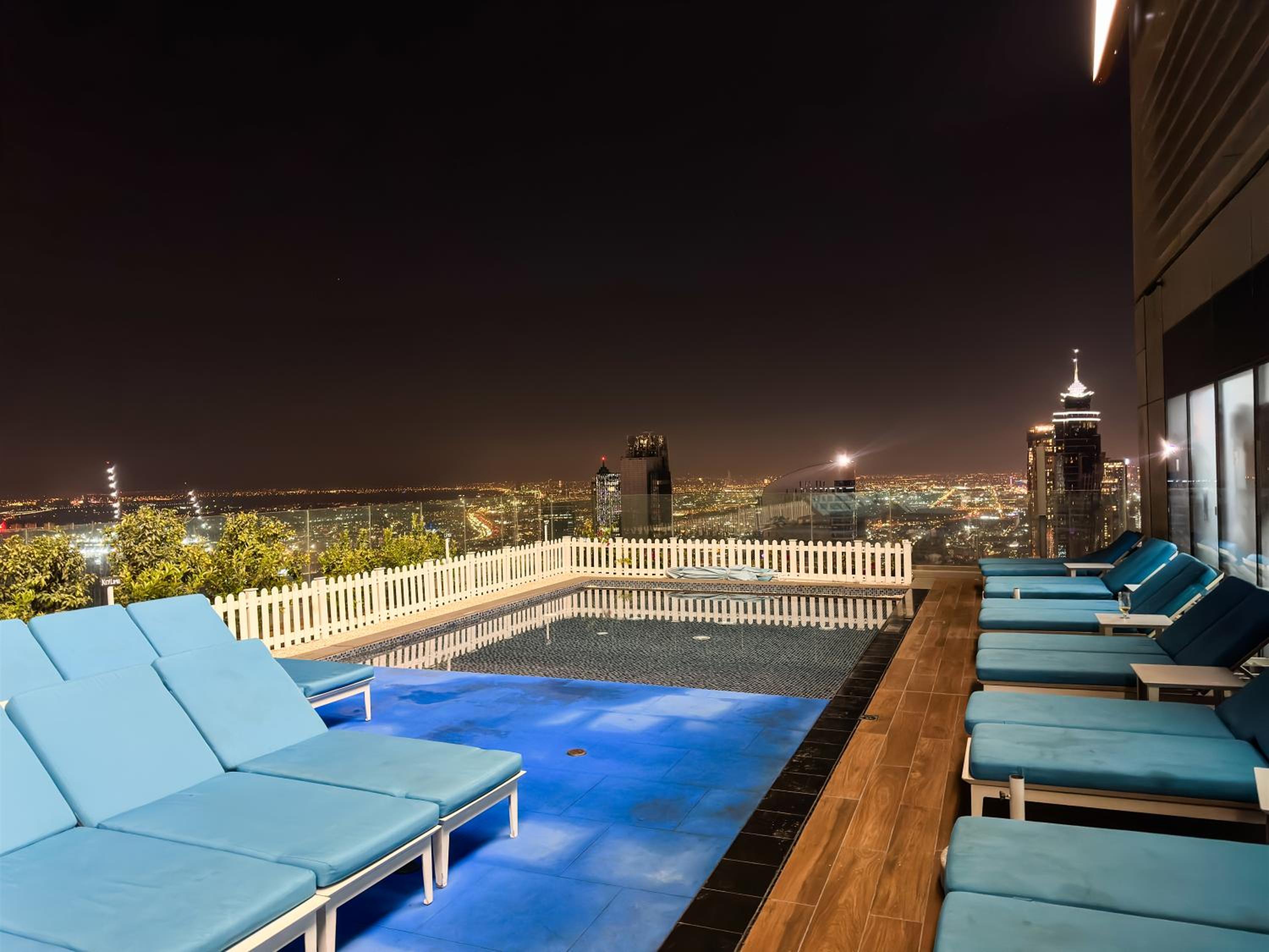 New Luxury 2 Bedroom with Burj Khalifa View & Spectacular Rooftop Infinity Pool Bar